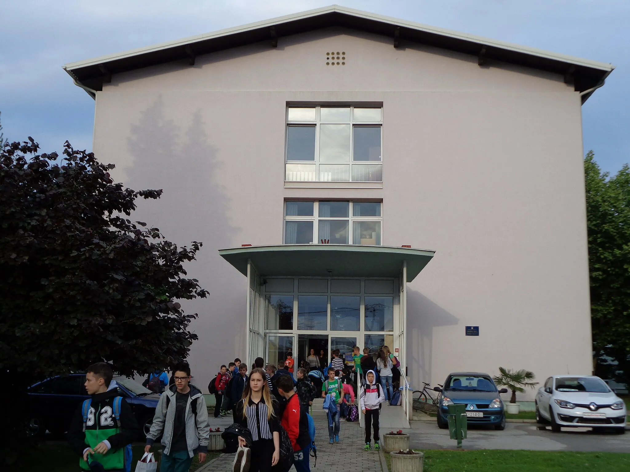 Photo showing: Elementary school in Mursko Središće, Međimurje County, northern Croatia - pupils going home after lessons