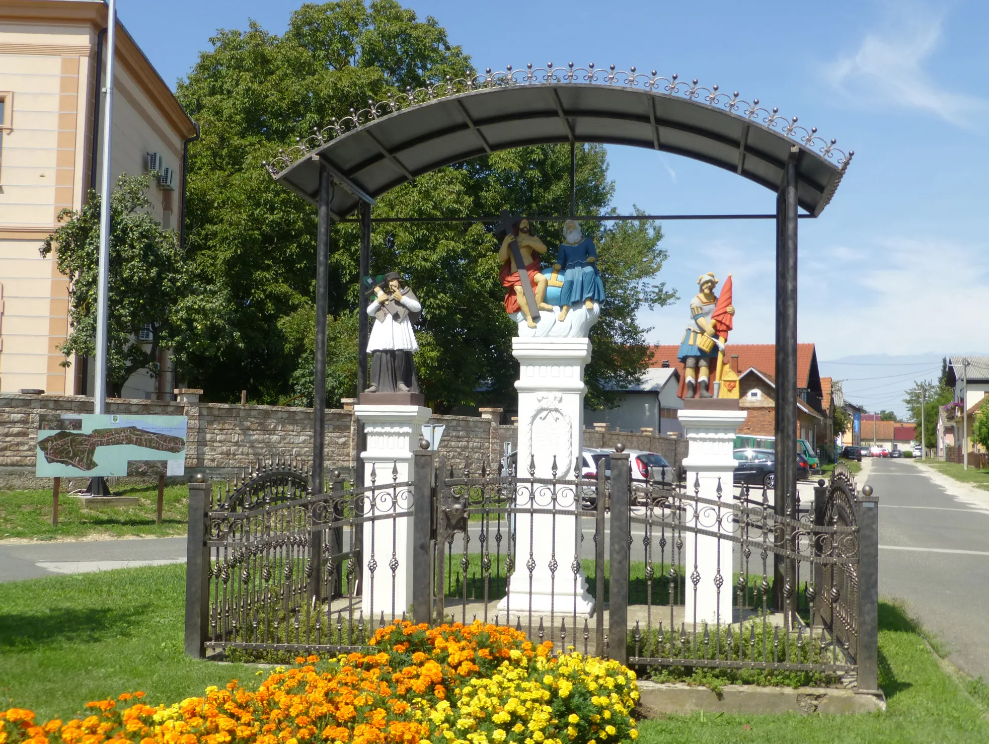 Photo showing: Near Petišovci (south of Lendava) 3 columns, on the road to Croatia. Trinity (?) with 2 saints. Note the rare use of colour.