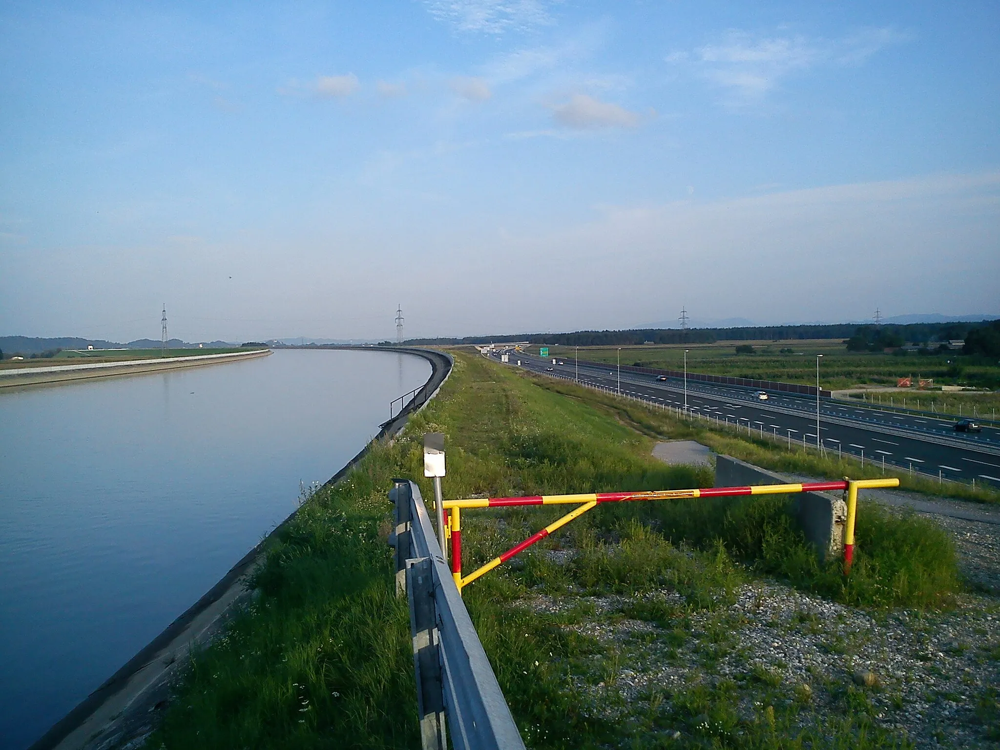 Photo showing: Drava canal & Highway