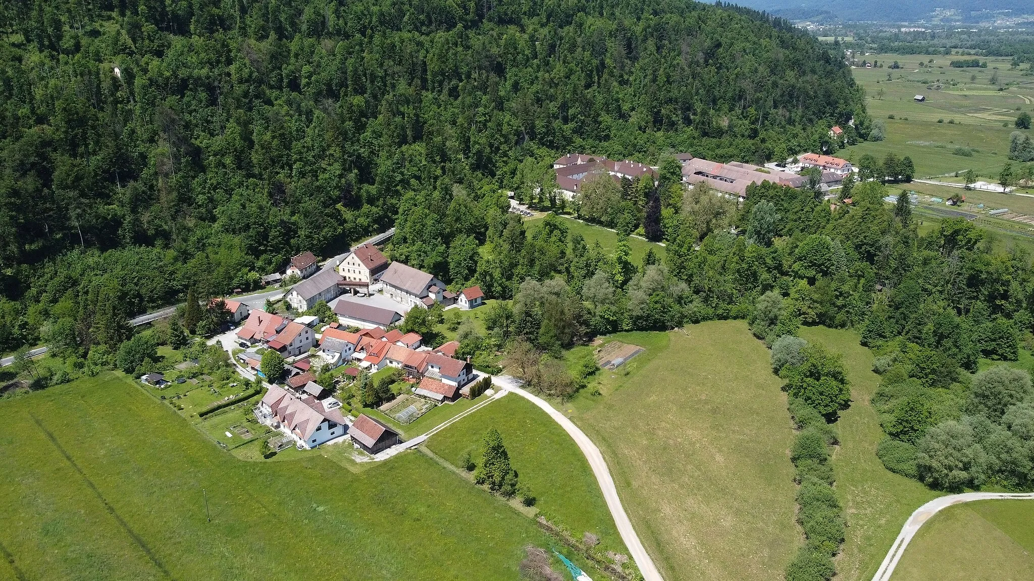 Photo showing: The westernmost part of Dol pri Borovnici (left) and the monastery complex in adjacent Bistra (right), Central Slovenia.