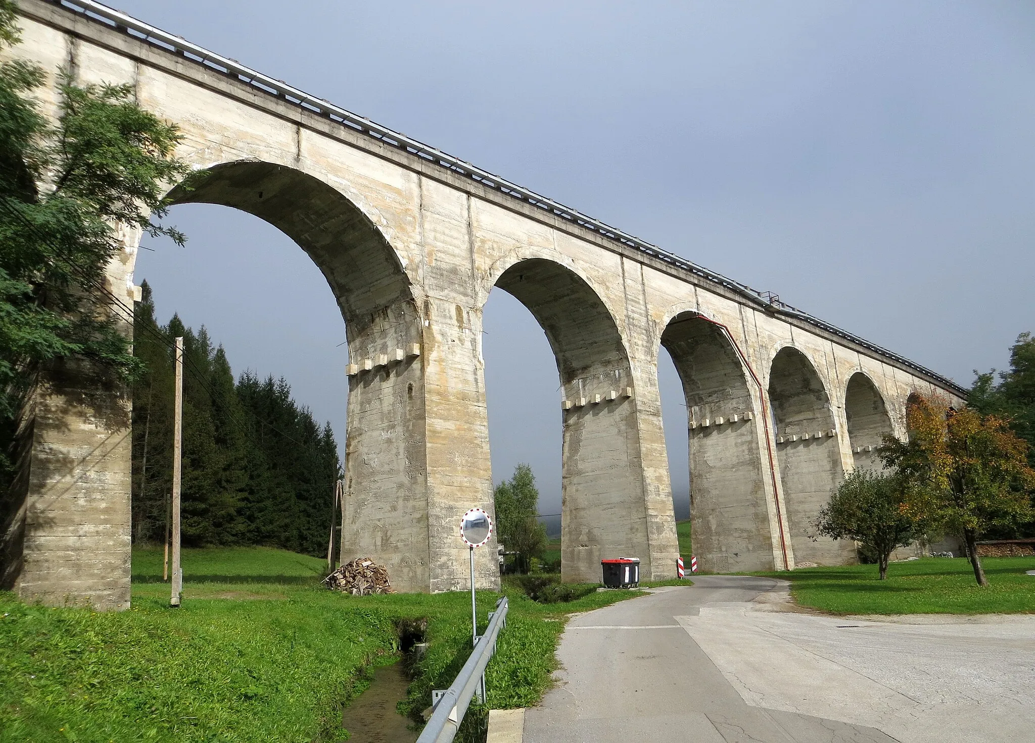 Photo showing: Railroad viaduct in Velika Loka, Municipality of Grosuplje, Slovenia