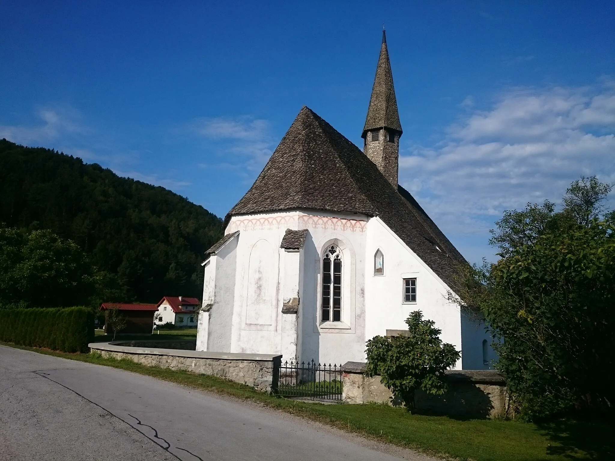 Photo showing: St. Acacius' church in Straže or Okarje (both officially hamlets of Mislinja). More info: [4], [5] (both in Slovenian only) and [6] (in Slovenian and English).