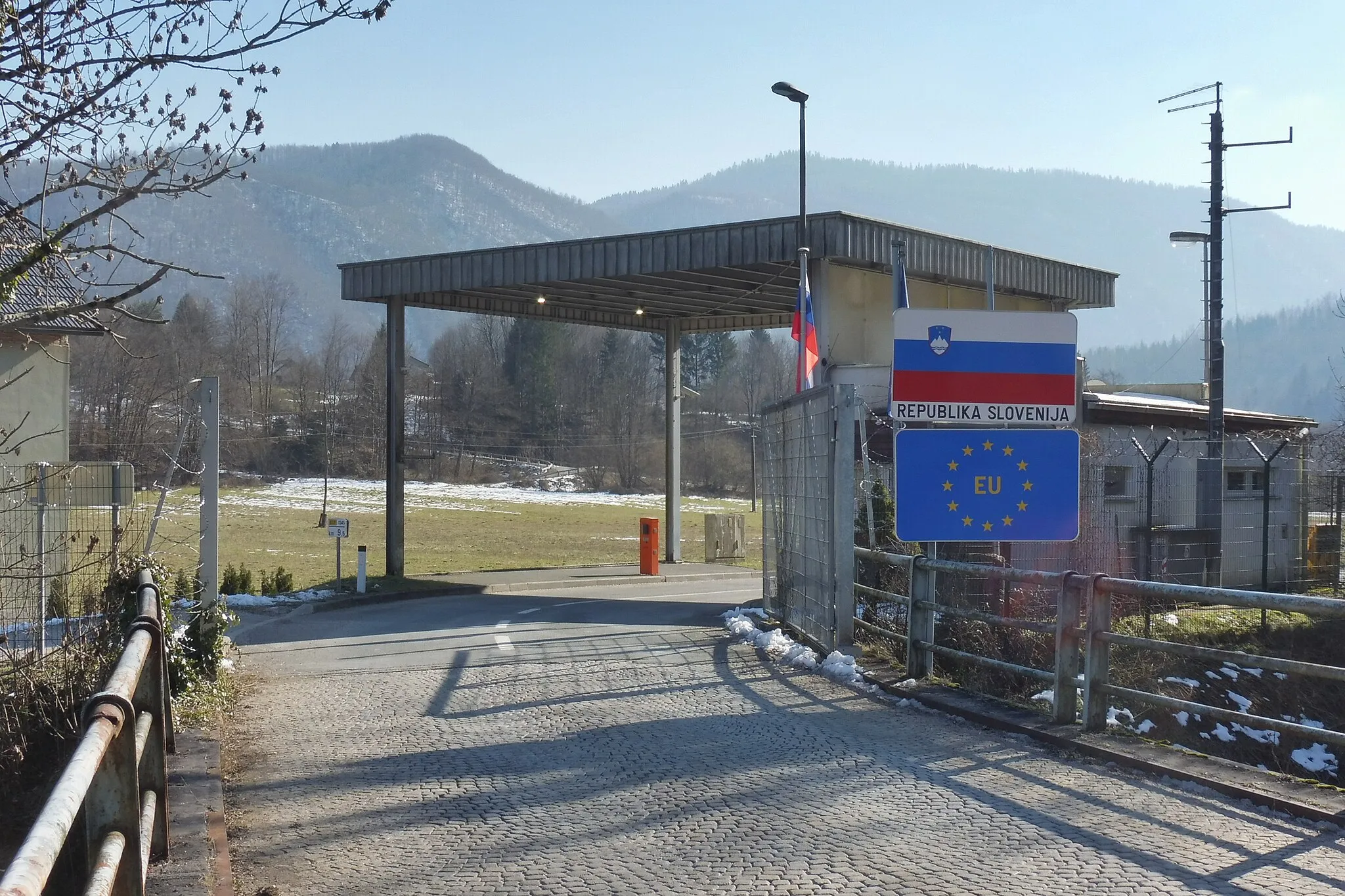 Photo showing: Border crossing for local border traffic Zamost (Croatia)/Osilnica (Slovenia), a month after the abolishment of border control.