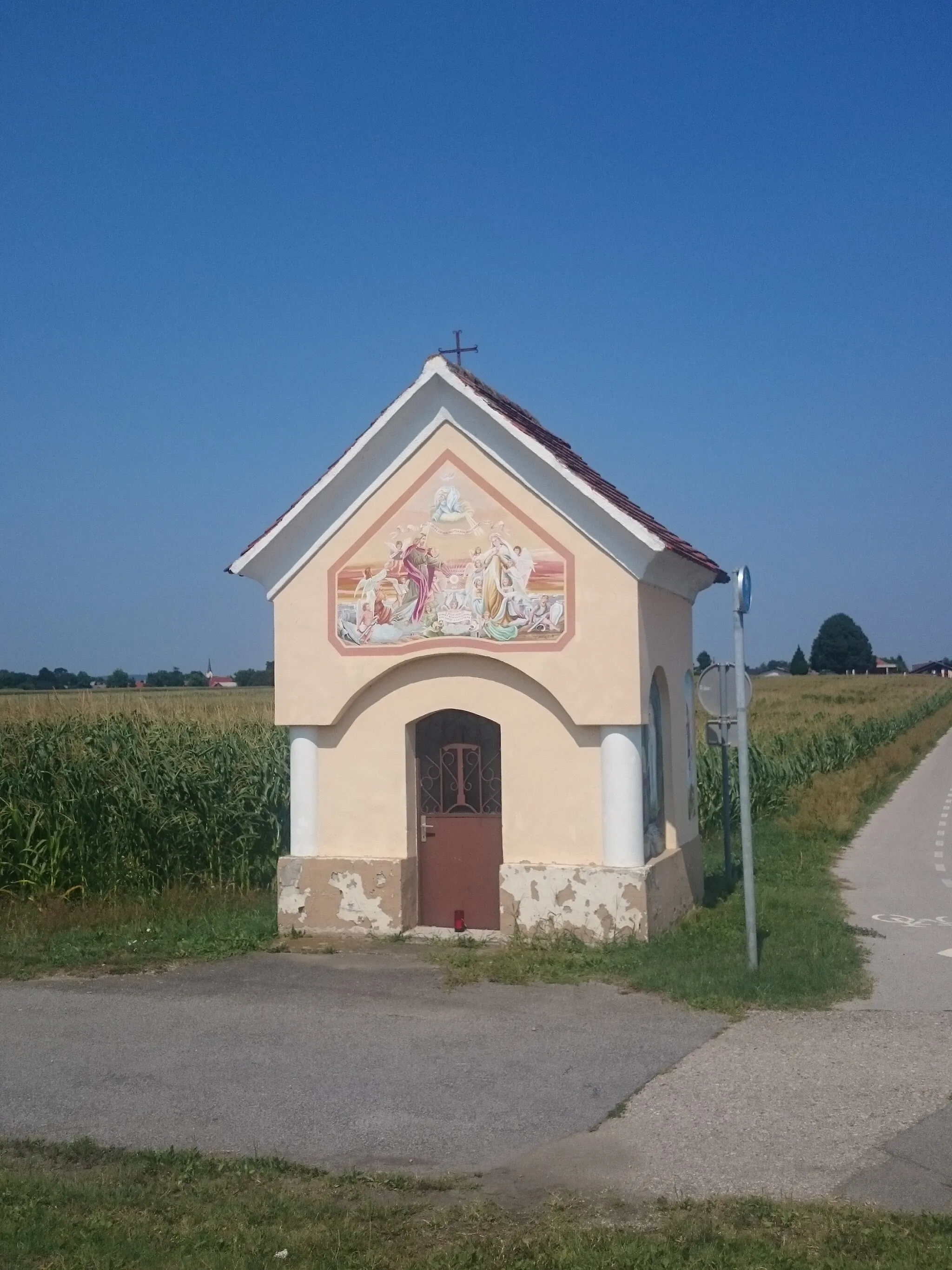 Photo showing: A chapel at inersection of Murska Sobota - Beltinci and Bratonci - Lipovci roads. It depicts Jesus Christ on Mount of Olives.