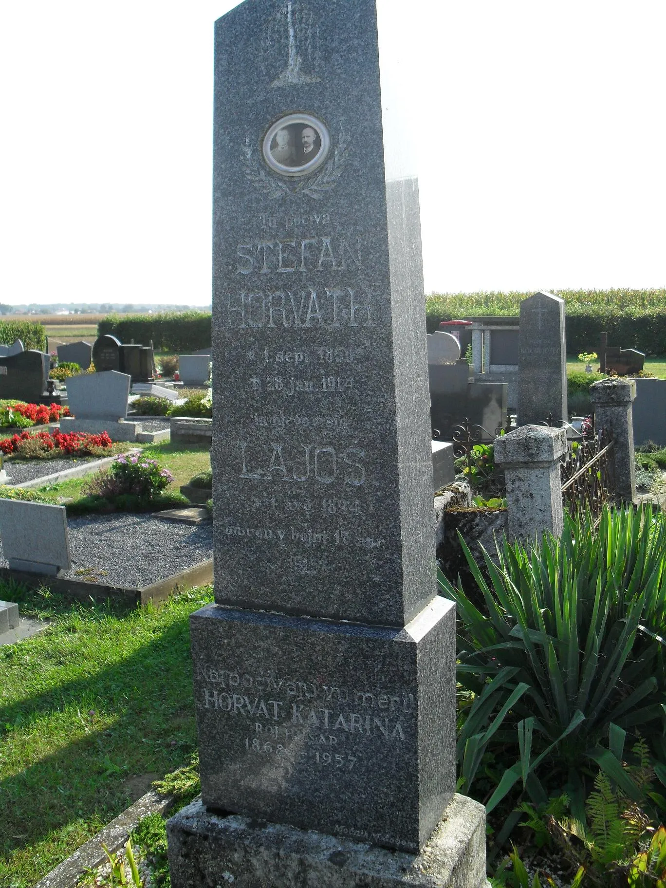 Photo showing: The grave of Štefan Horvath, his son Lajoš (death in the World War I) and his wife Katerina Husar in Kupšinci. The inscription in prekmurian language (prekmurščina).