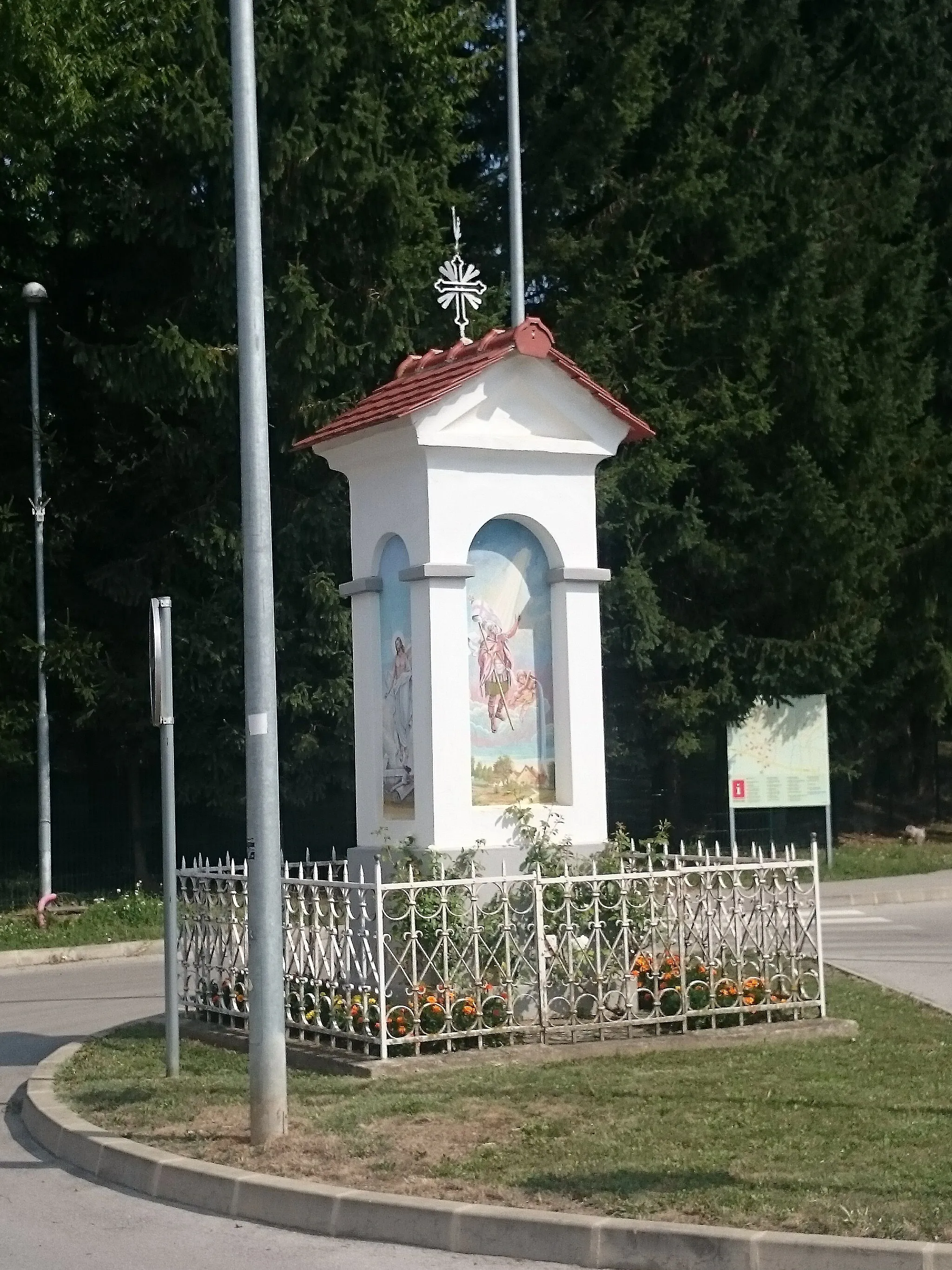 Photo showing: Column shrine near the church of Ascension of Christ in Bogojina.