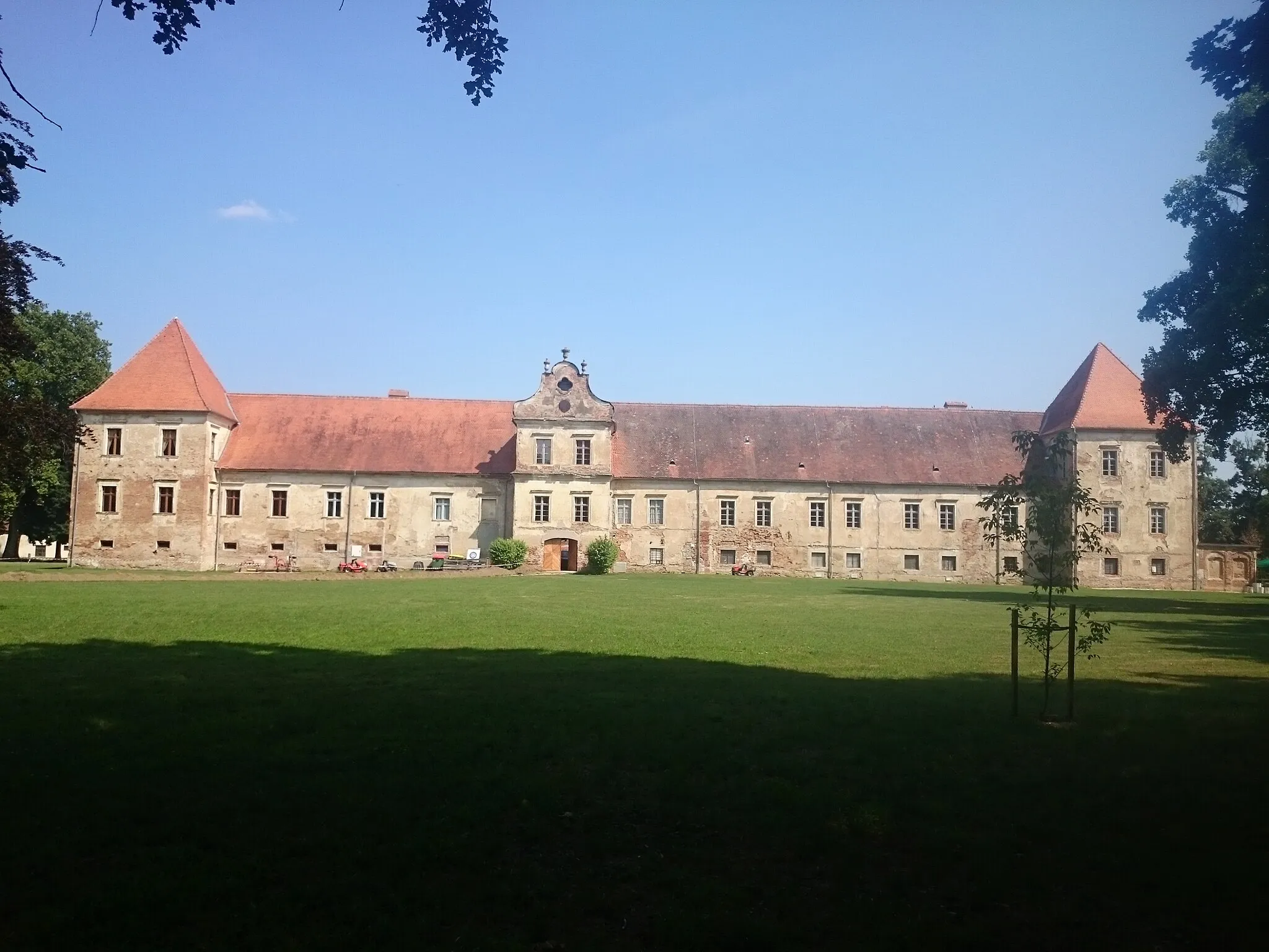 Photo showing: Western tract of the Rakičan Mansion.