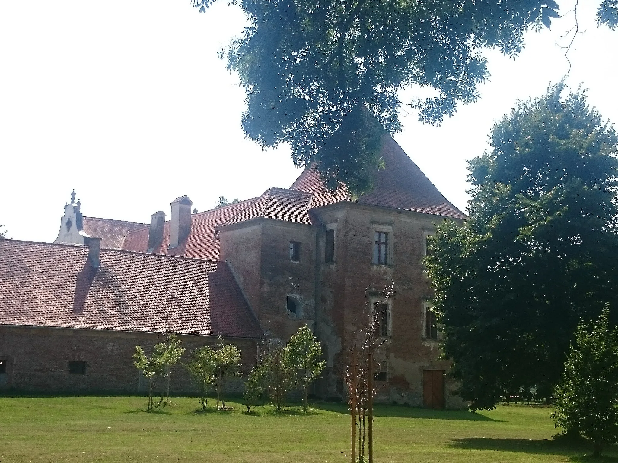 Photo showing: Northwestern corner of the Rakičan Mansion.