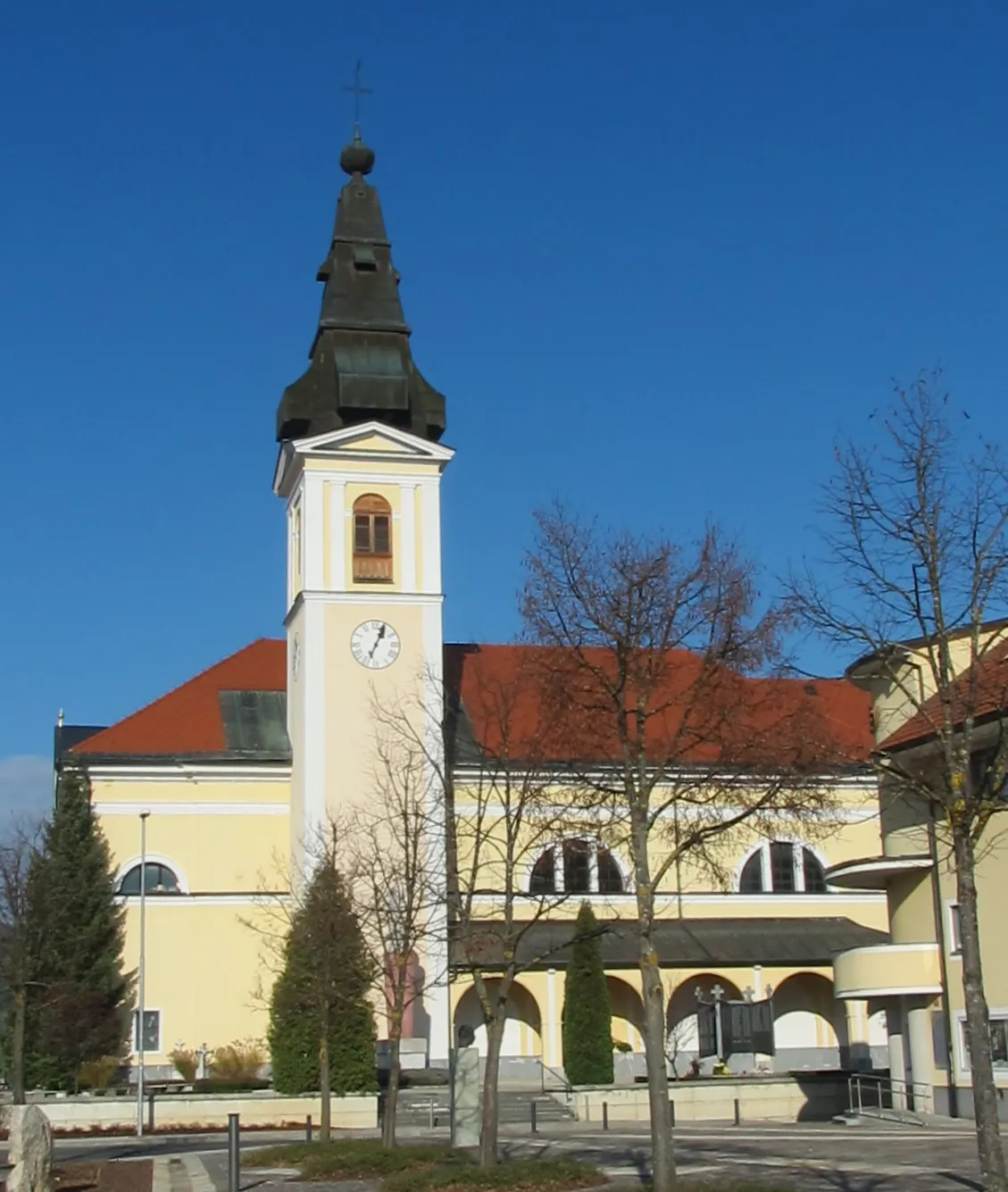 Photo showing: Holy Cross Church in Videm, Municipality of Dobrepolje, Slovenia. View from the south.