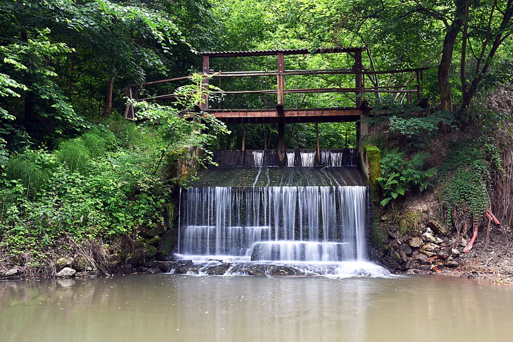 Photo showing: It's a natural waterfall, 5 m tall, but artificially modified.