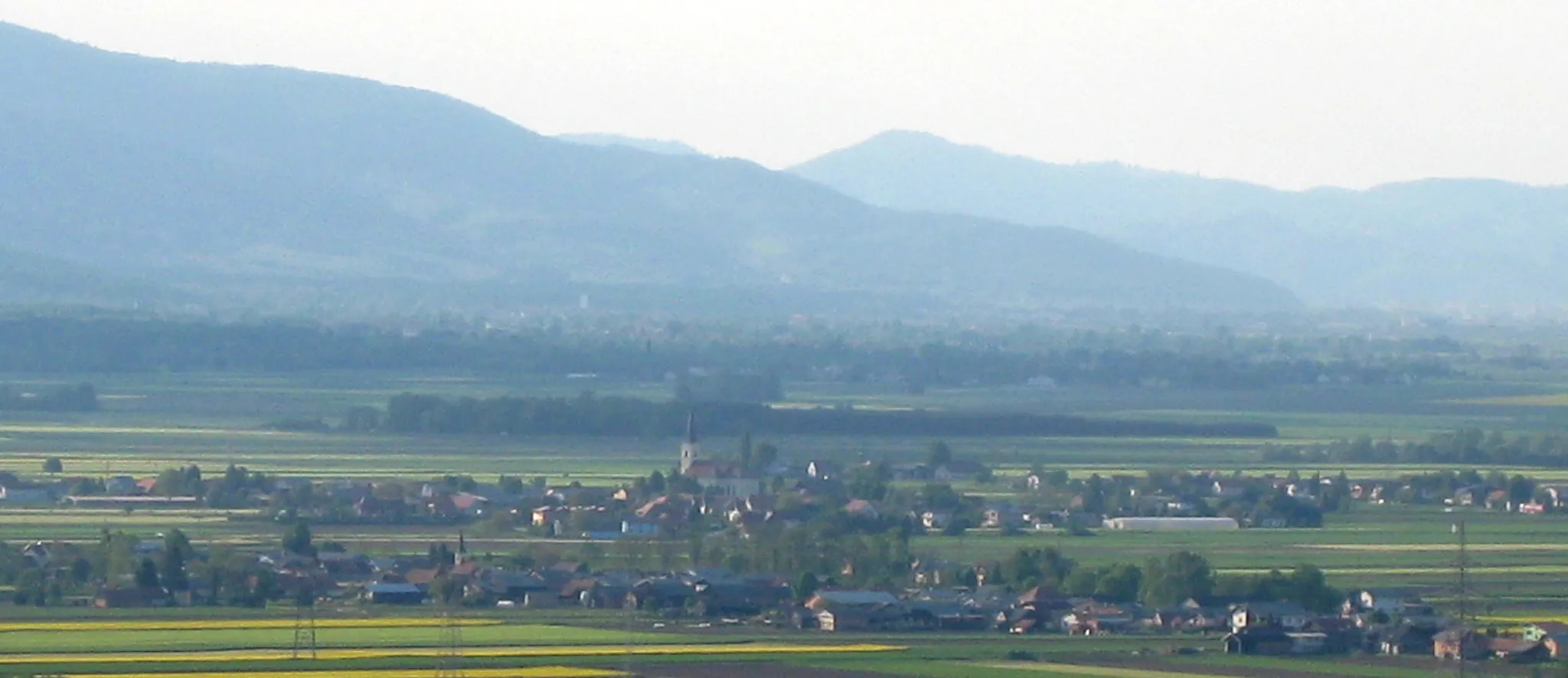 Photo showing: Dragonja vas in front, Cirkovce at back, villages in Slovenia