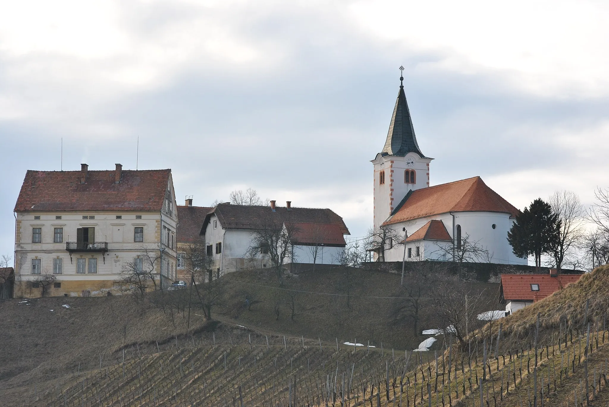 Photo showing: Gaj nad Mariborom . Levo zgradba nekdanje gostilne Hauptman, stanovanjska hiša in cerkev Sv. Križa