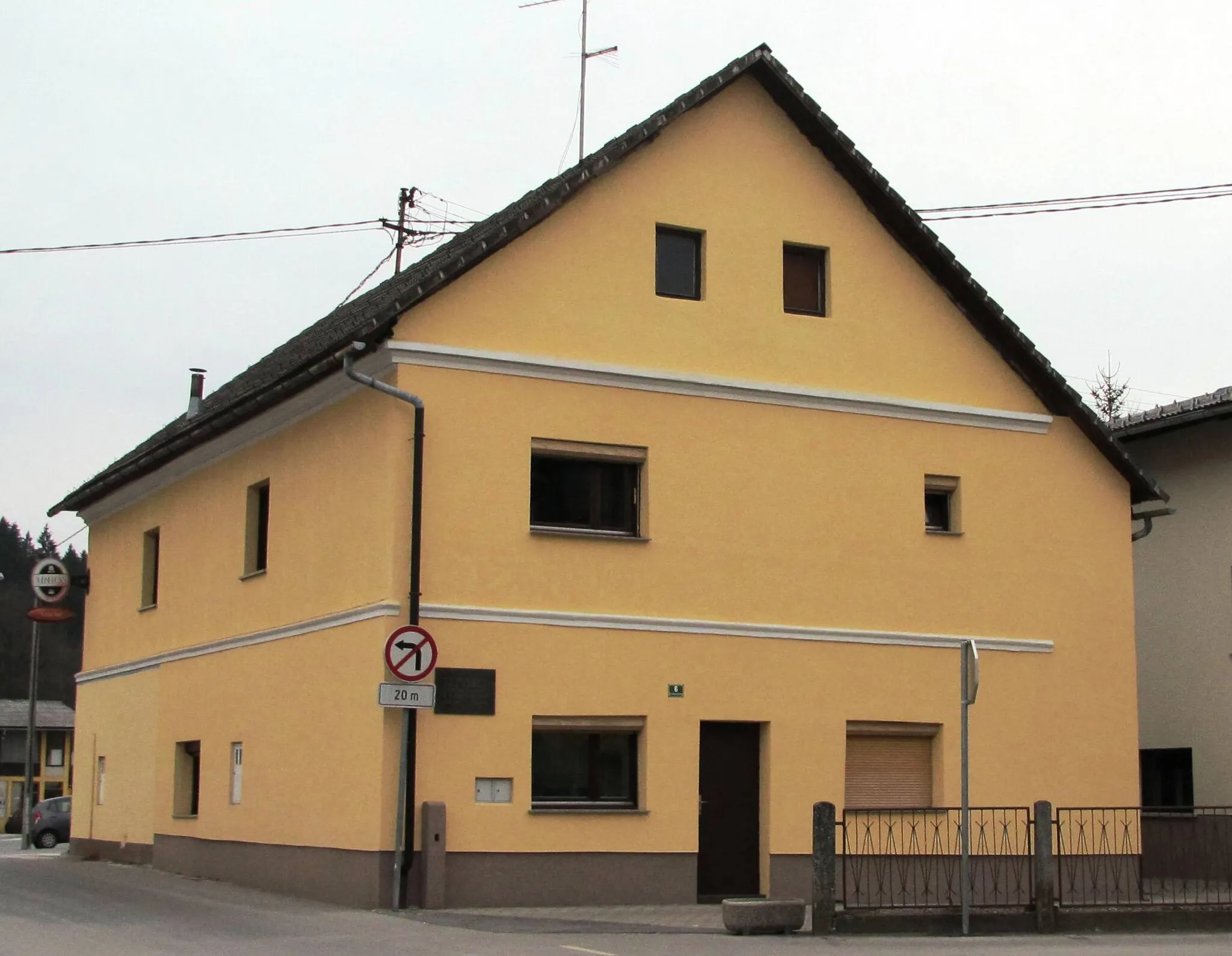 Photo showing: The birth house of the composer Emil Adamič (1877–1936) at Vladimir Dolničar Street (Ulica Vladimirja Dolničarja) no. 6. in Dobrova, Municipality of Dobrova–Polhov Gradec