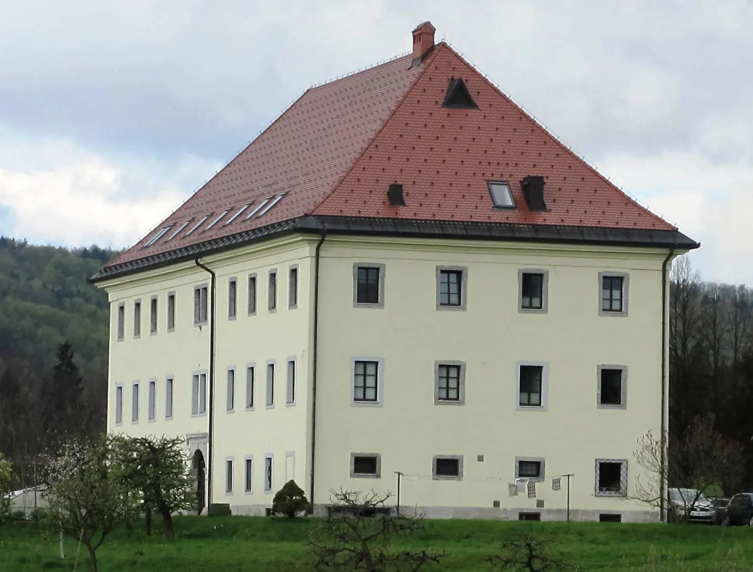 Photo showing: Dobrova, Municipality of Dobrova–Polhov Gradec, Slovenia. Rectory and convent.