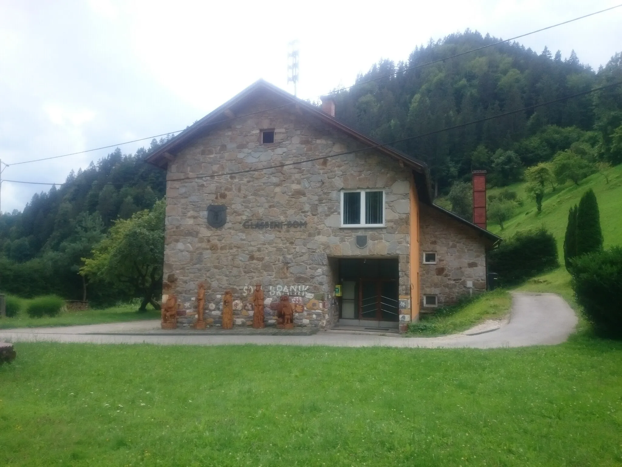 Photo showing: Building of the former branch school Branik (between 1961 and 2000) in Pernice in the valley of the Mučka Bistrica. Today the building is called The House of Music (sl: Glasbeni dom) and is hosting several local cultural associations.