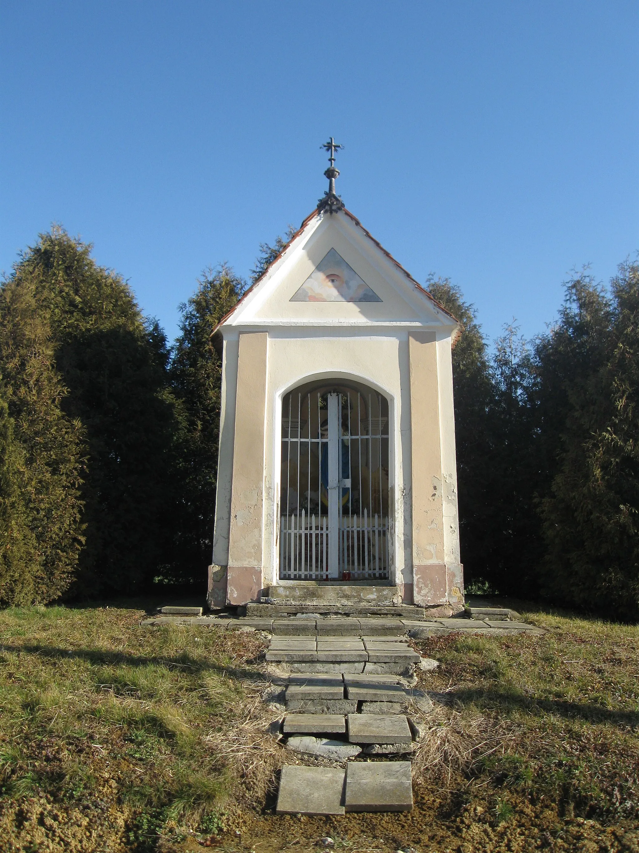 Photo showing: Lorbekova kapelica na Cmureški cesti v Lenartu v Slovenskih goricah, iz začetka 20. stoletja. Postavil jo je leta 1918 domačin v zahvalo za srečno vrnitev po 1. svetovni vojni.