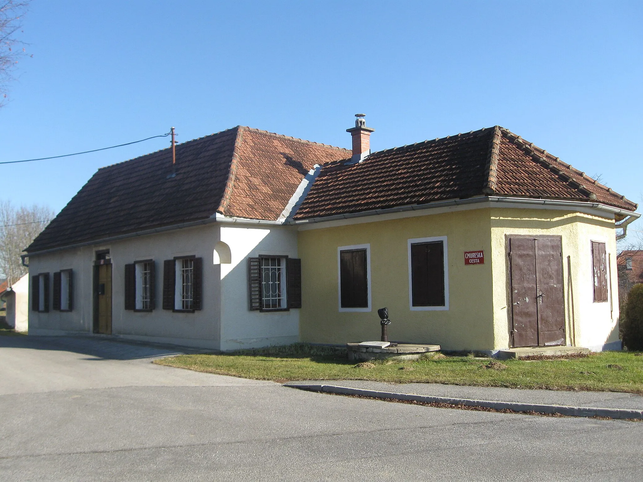 Photo showing: Domačija na Cmureški cesti v Lenartu, zgradbe so iz konca 19. stoletja.