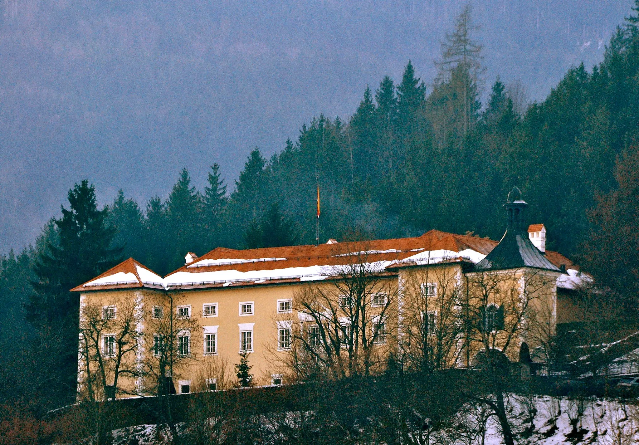 Photo showing: Castle Neuhaus, reconstructed by architect Guenther Domenig in the year 1992, municipality Neuhaus, district Voelkermarkt, Carinthia, Austria, EU