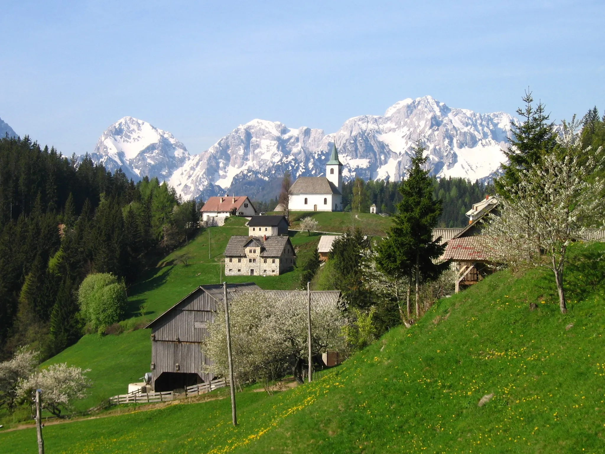 Photo showing: Church of Holy Spirit in Podolševa with Kamnik Alps behind