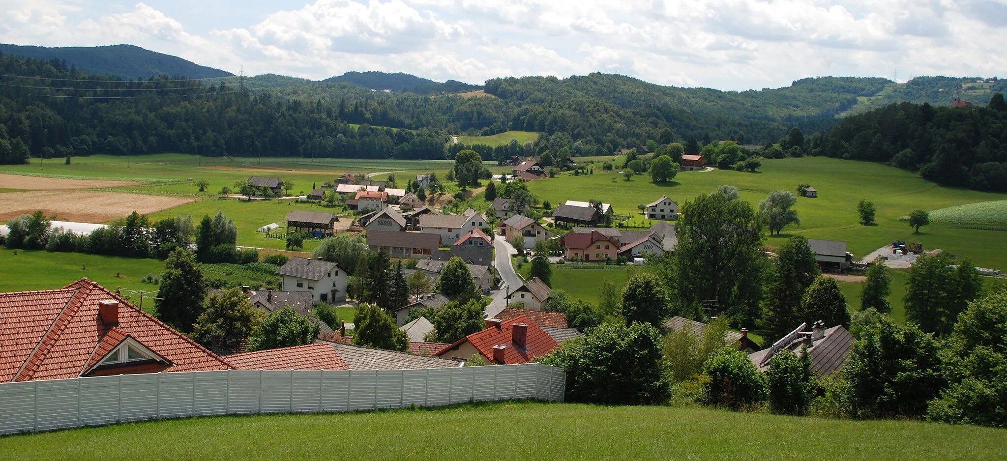 Photo showing: Moravče pri Gabrovki, a village in the Municipality of Litija. View from the northeast.