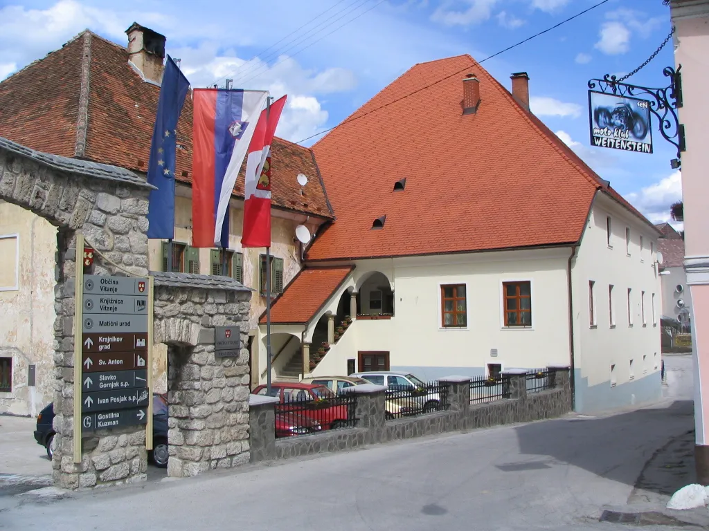 Photo showing: Stavba nekdanjega škofijskega dvorca oz. graščina, v kateri danes delujeta Urad občine Vitanje in Knjižnica Vitanje.