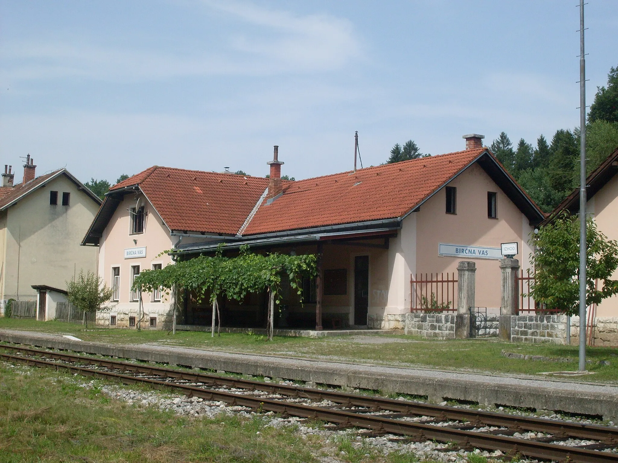 Photo showing: Railway halt in Birčna vas