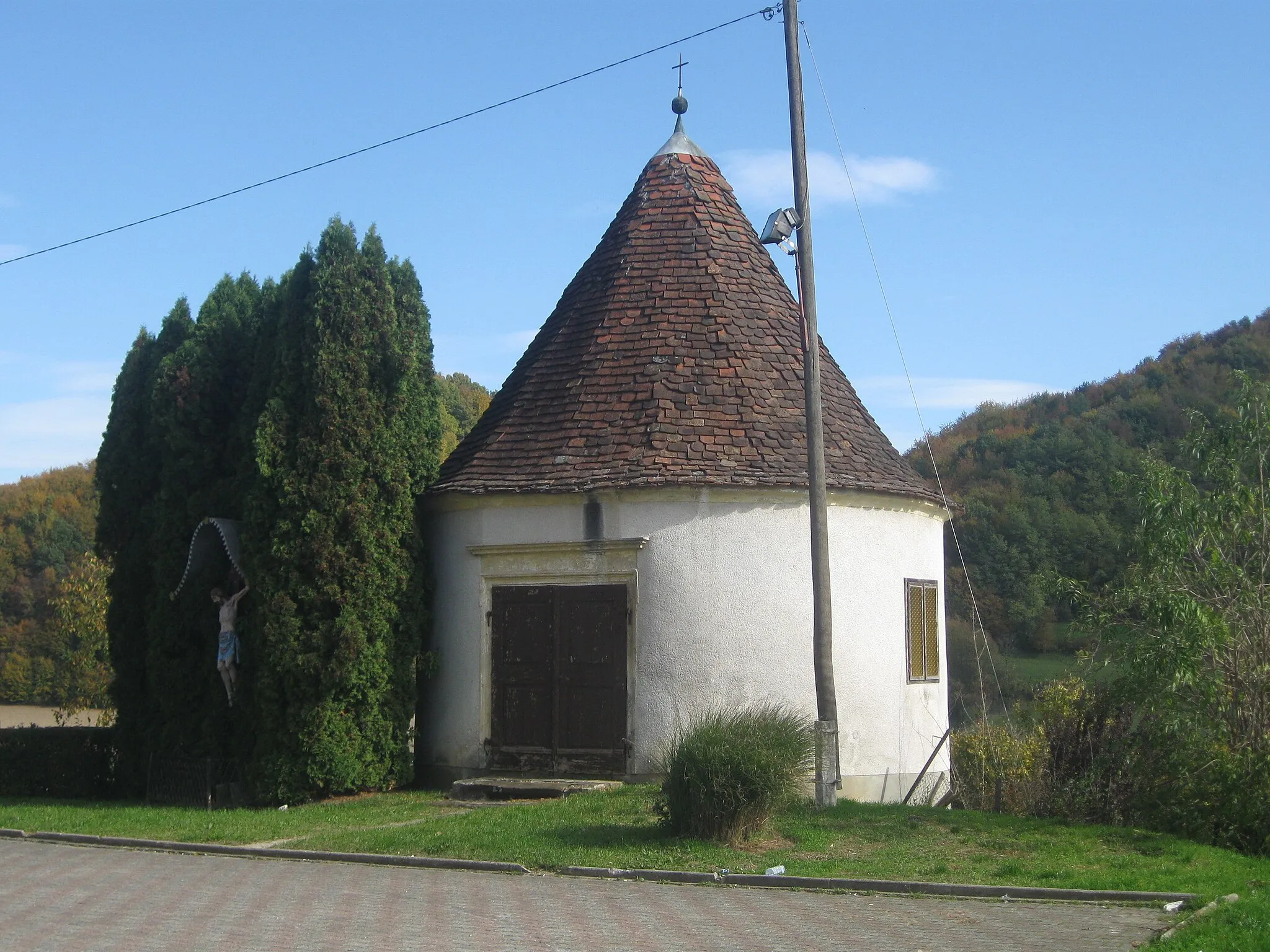 Photo showing: Kostnica sv. Mihaela iz 12. stoletja.