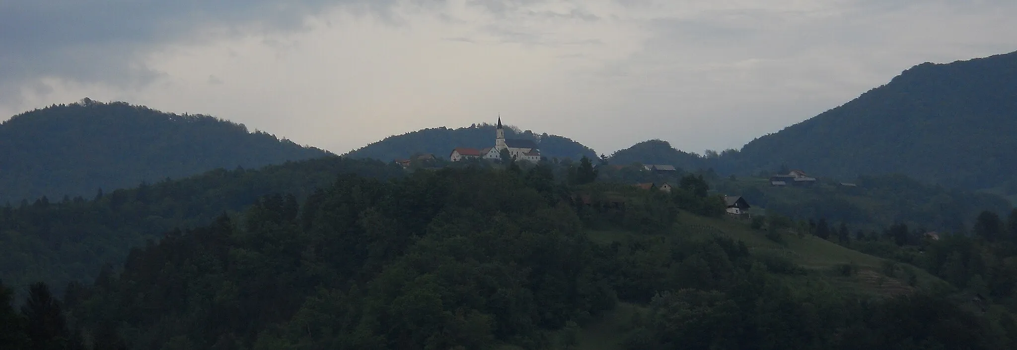 Photo showing: Razbor pod Lisco. The photo is taken from a train.