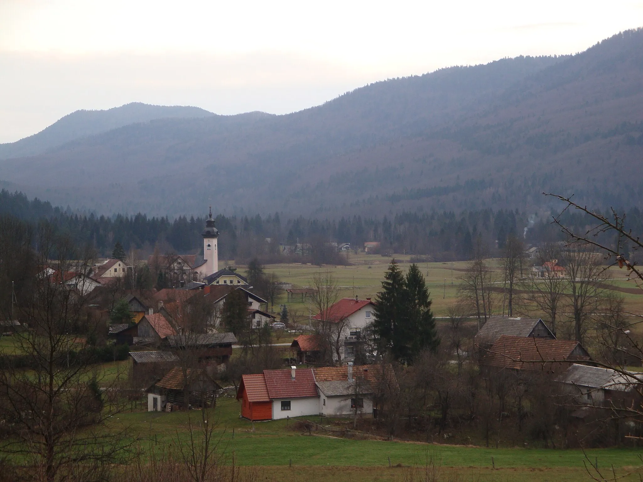 Photo showing: Pri Cerkvi Struge, Slovenija
občina Dobrepolje