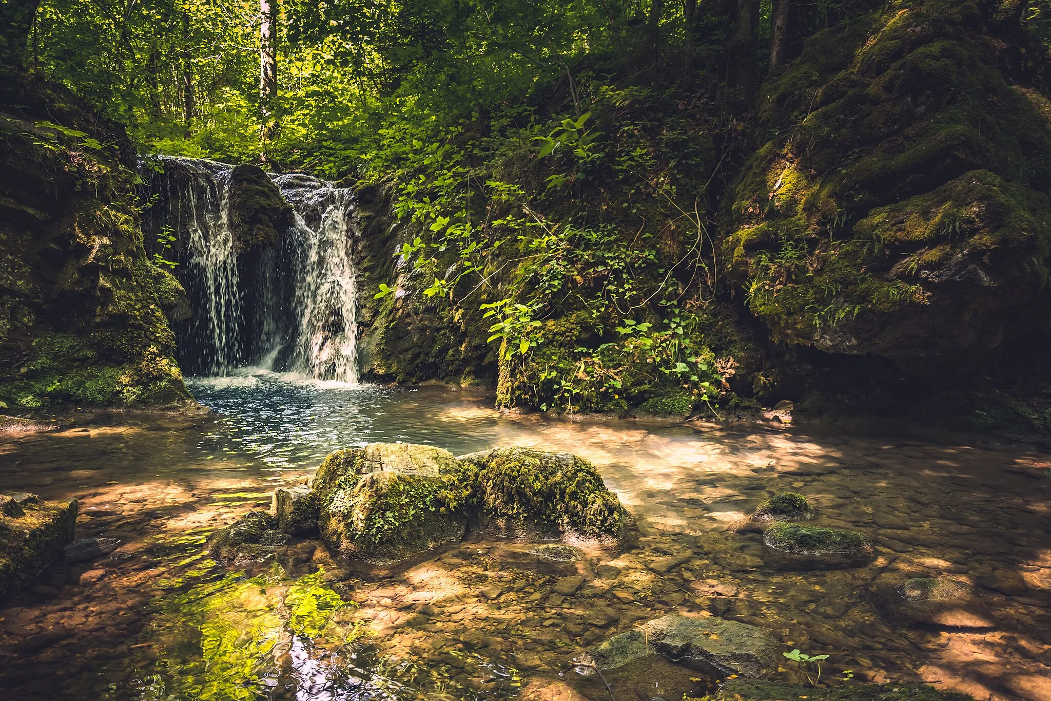 Photo showing: Dragon's cave is located on the Wild Creek at Črmošnjice (Divji potok pri Črmošnjicah) in the municipality of Semič in southeastern Slovenia.