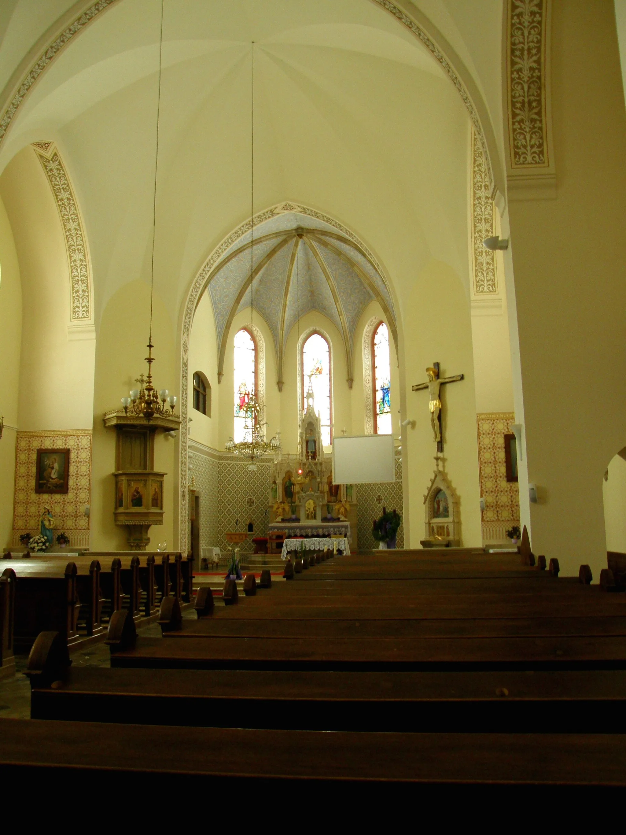 Photo showing: Notranjost cerkve sv. Kancijana v Mirni Peči. Ohranjen je gotski prezbiterij.