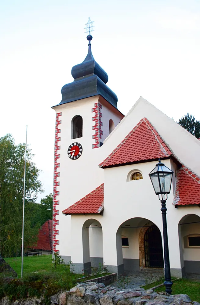 Photo showing: Kapela Sv. Mihovila. Ogranak Matice Hrvatske Samobor u ovoj kapelici od 1991. godine svake godine na dan Sv. Mihovila održava susrete samoborskih pjesnika "Pri Svetem Mihalu".