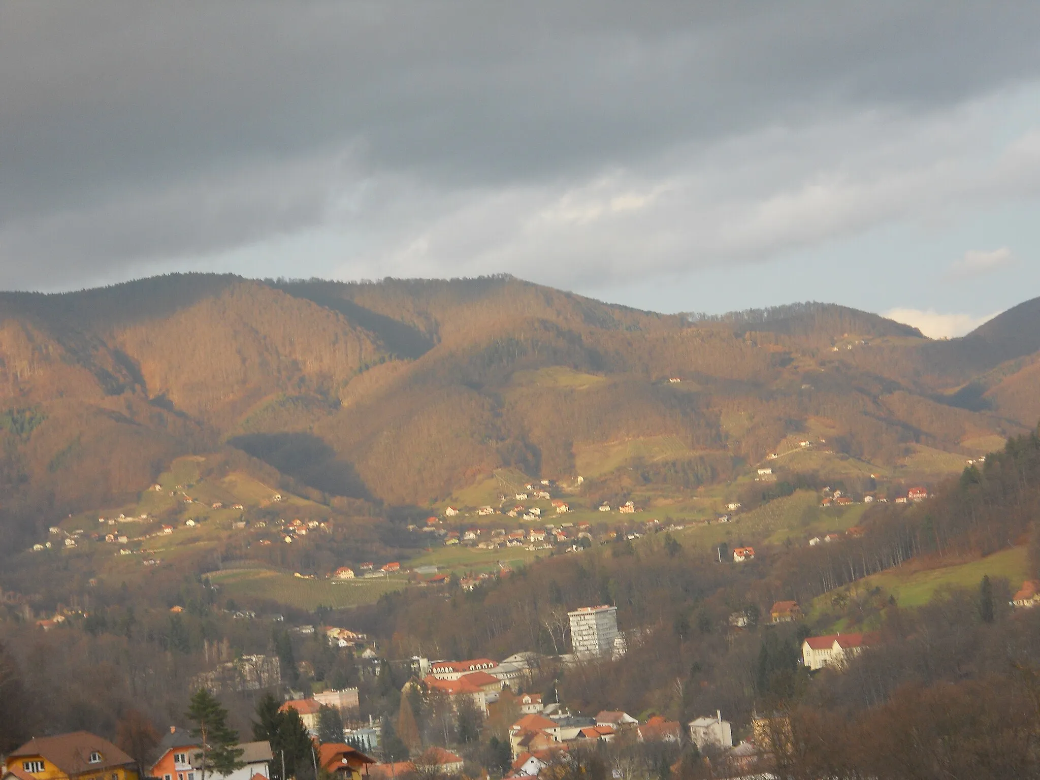 Photo showing: The mountain chain Boč and Rogaška Slatina. Photo taken from Prnek, Rogaška Slatina.