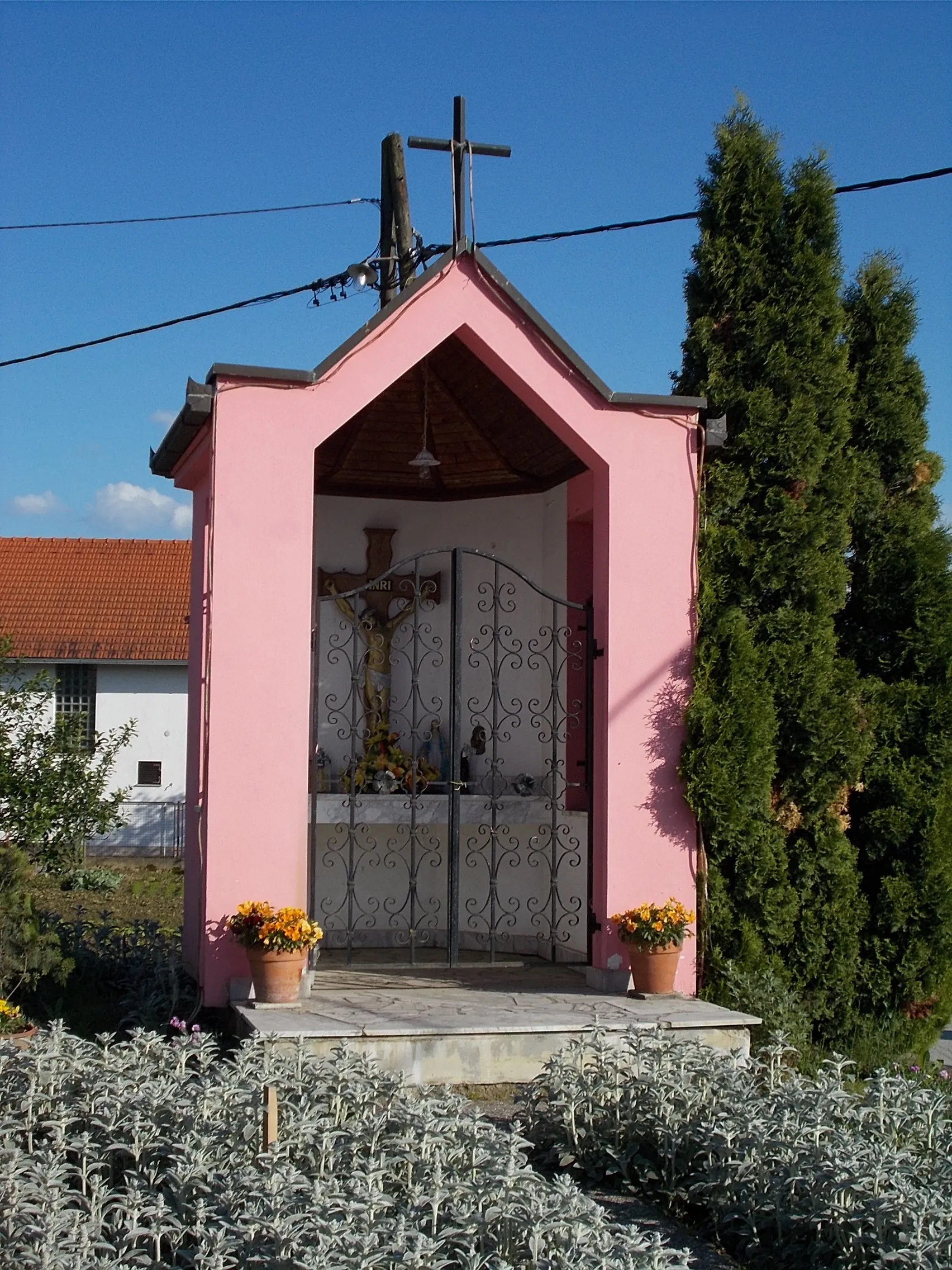 Photo showing: Mače - mezei oltár