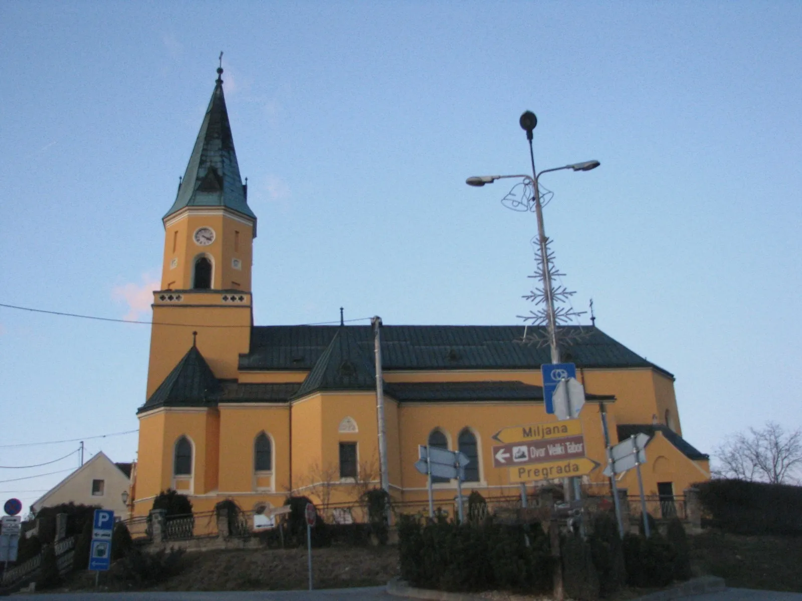 Photo showing: parish church of St. George in Desinic by Josip Vancaš (1901-1902)
