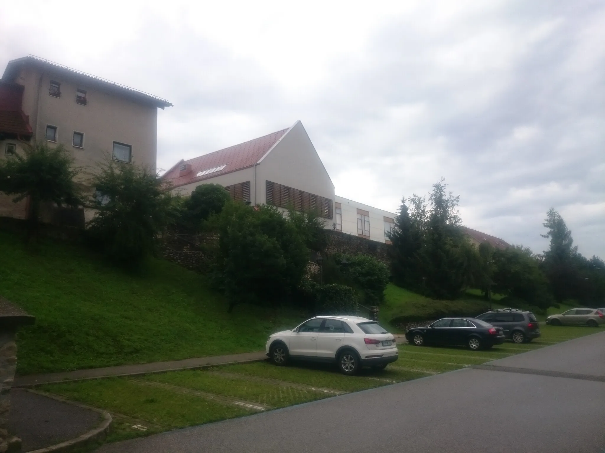 Photo showing: Slovenj Gradec, remains of the medieval city walls, view from the bank of the Suhadolnica stream.