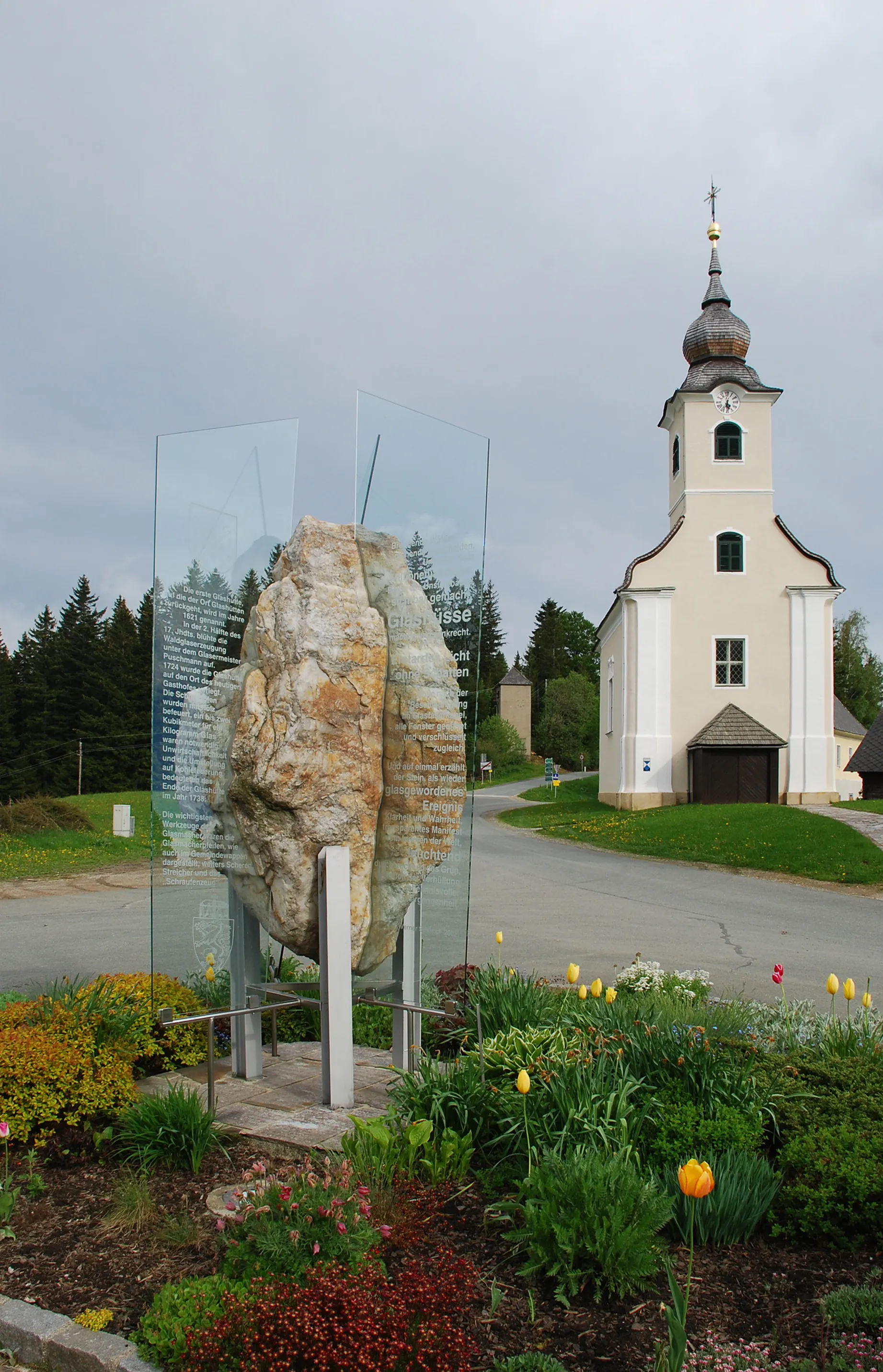 Photo showing: Glashütten, Quarzblock auf dem Hauptplatz