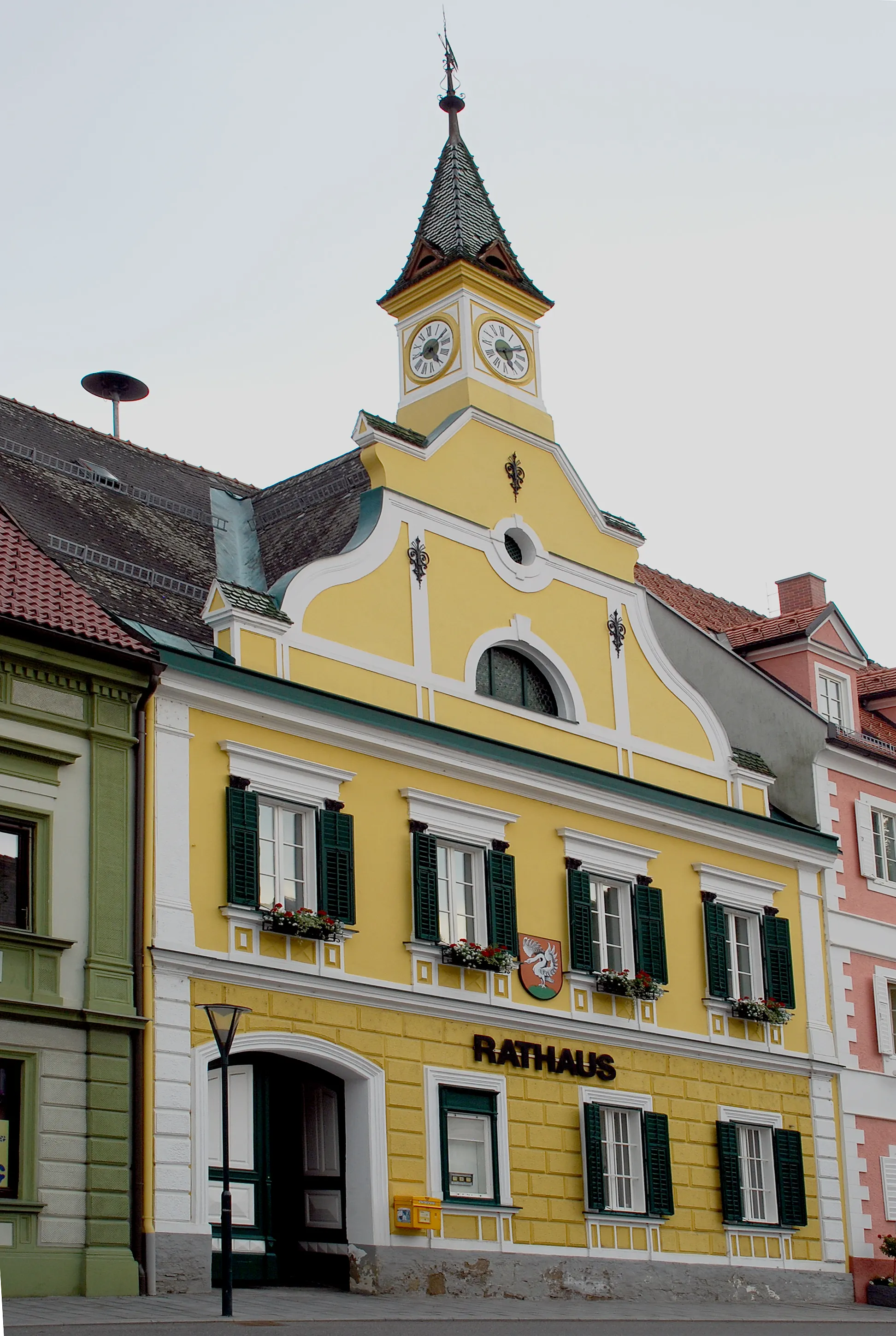 Photo showing: Schwanberg, Steiermark, Österreich: Rathaus; mit Uhrtürmchen und Sirene

This media shows the protected monument with the number 3523 in Austria. (Commons, de, Wikidata)