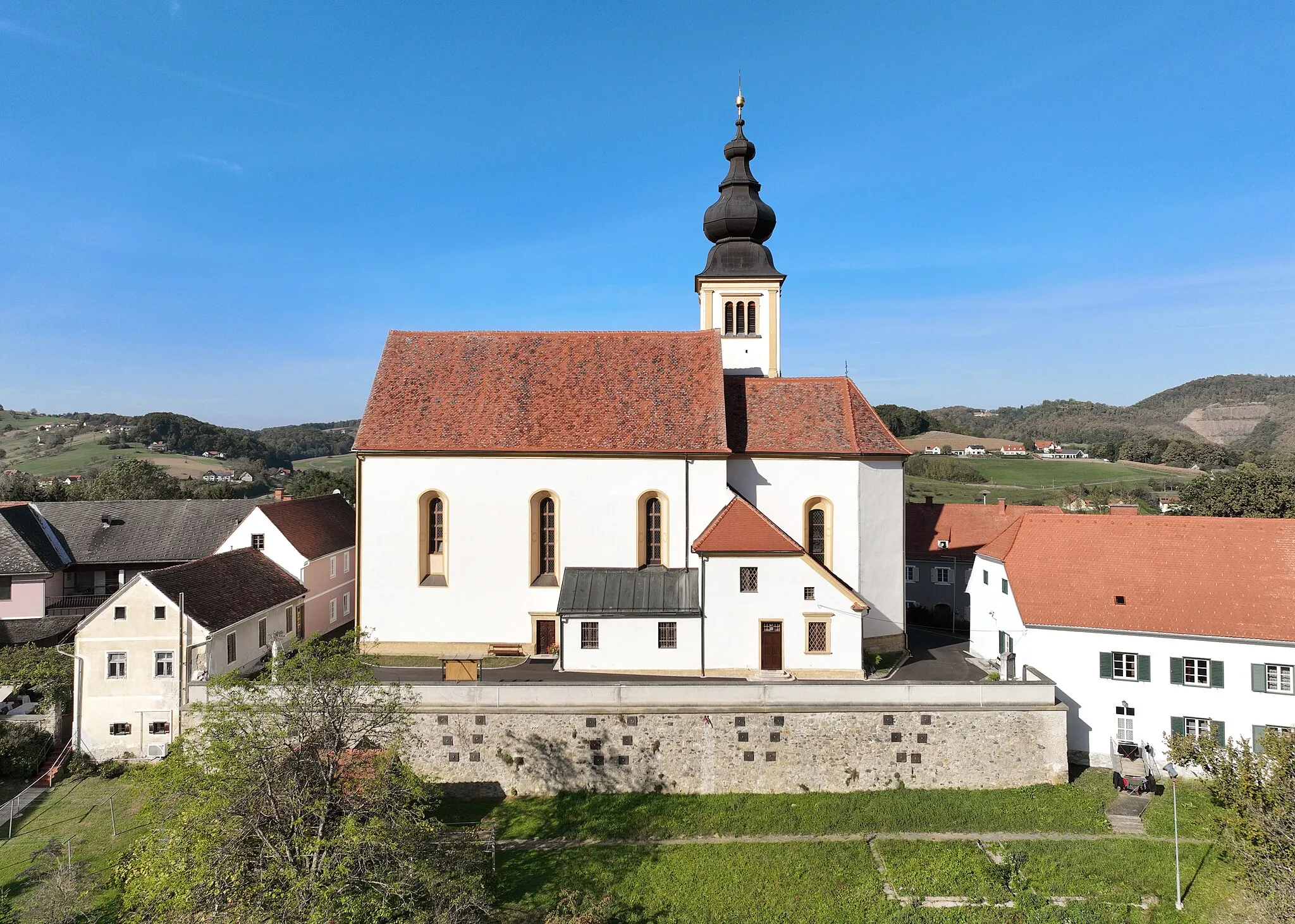 Photo showing: South view of the parish church of Trautmannsdorf in der Oststeiermark.