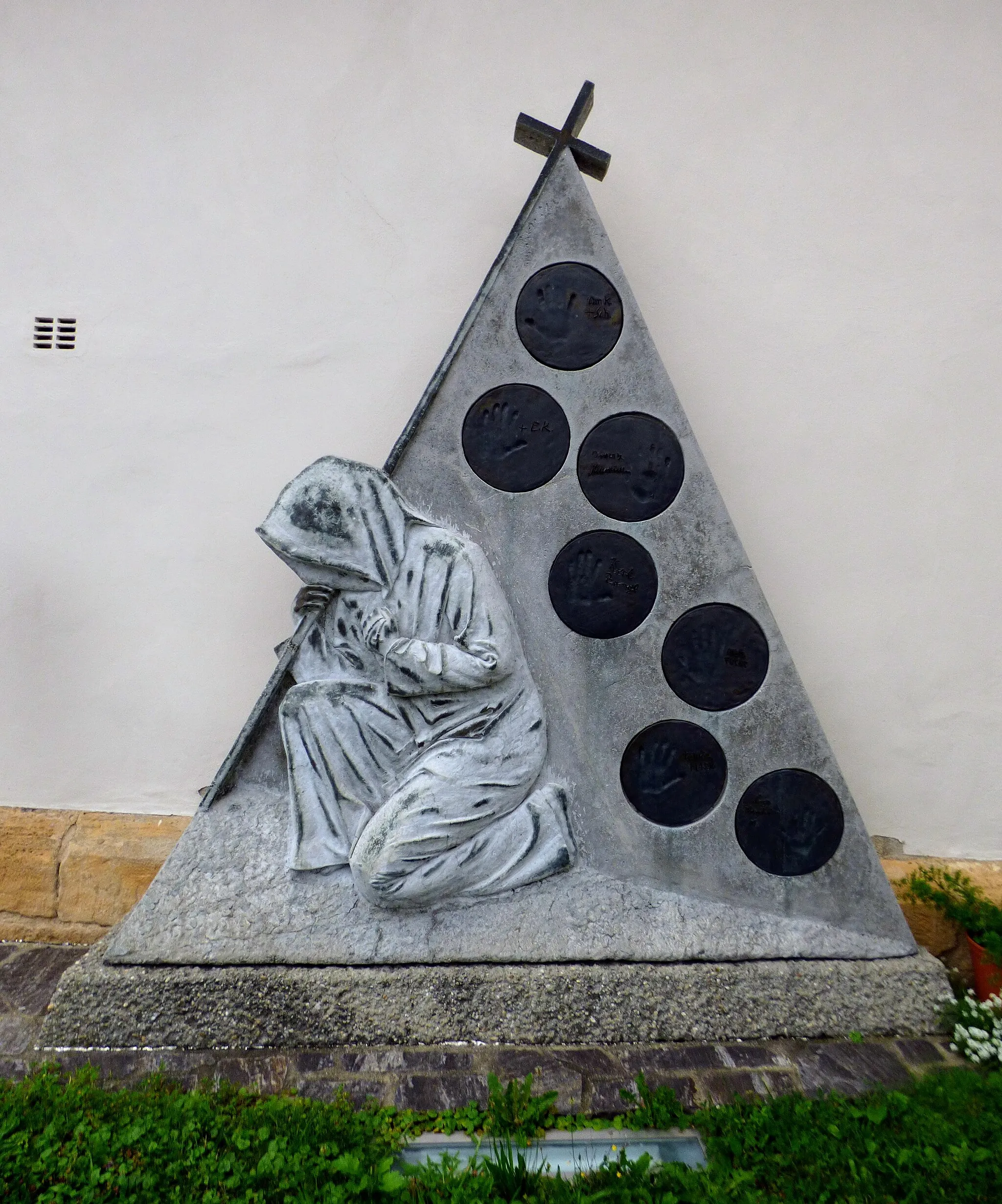 Photo showing: Kath. Pfarrkirche hl. Michael, Trautmannsdorf (Gde. Bad Gleichenberg).
Skulptur einer betenden Gestalt, mit Handabdrücken, die die Gesamtheit der Christen symbolisieren sollen. Wanderstation kraft.glaube von Thomas Rauch, errichtet 2006.