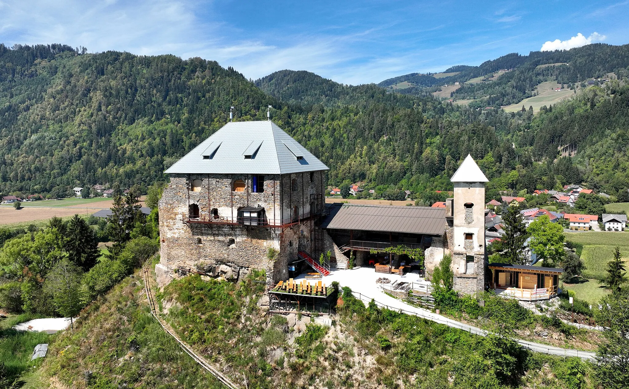 Photo showing: Southeast view of Haimburg Castle in Carinthia.