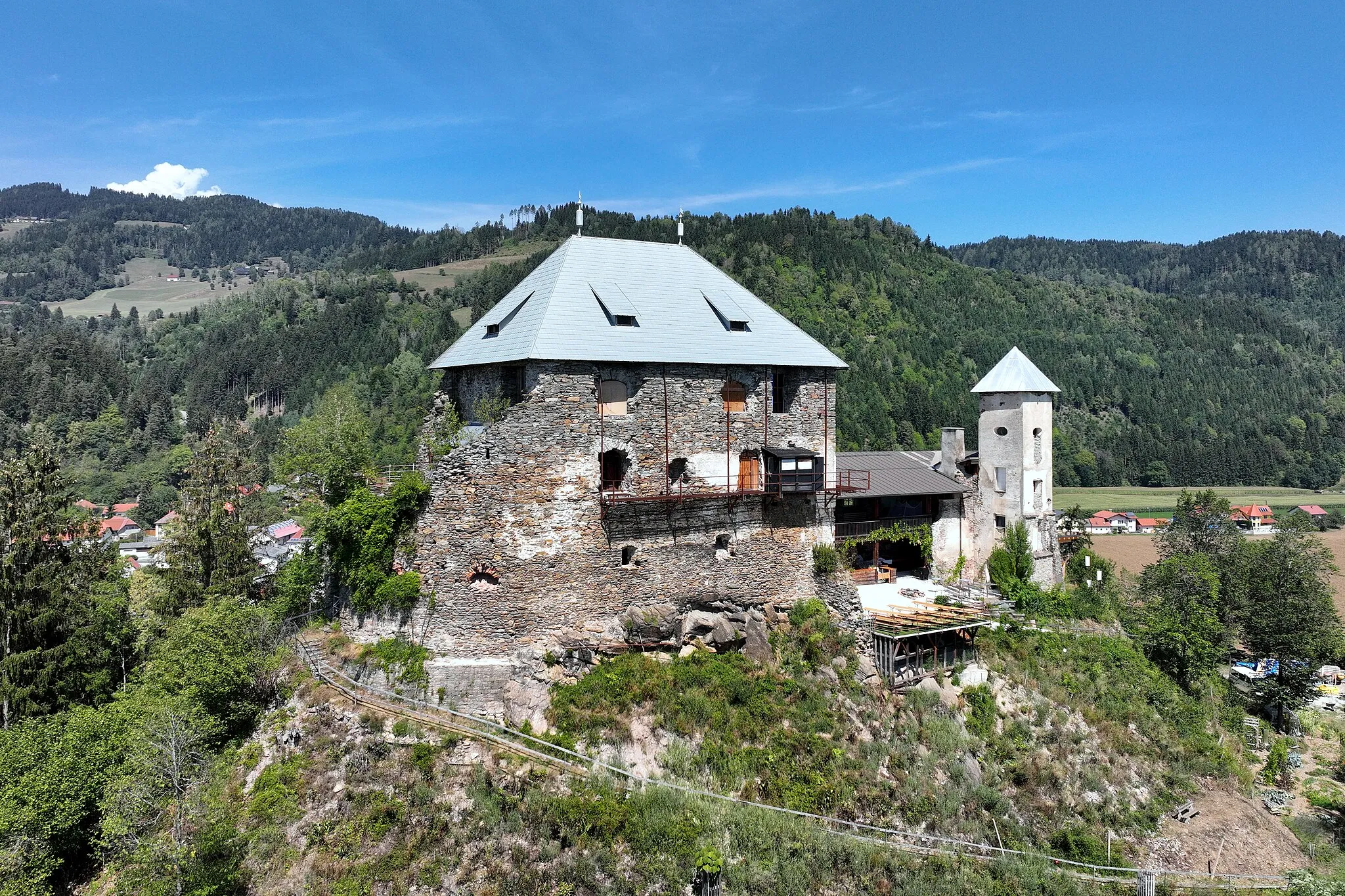 Photo showing: Southwest view of Haimburg Castle in Carinthia.