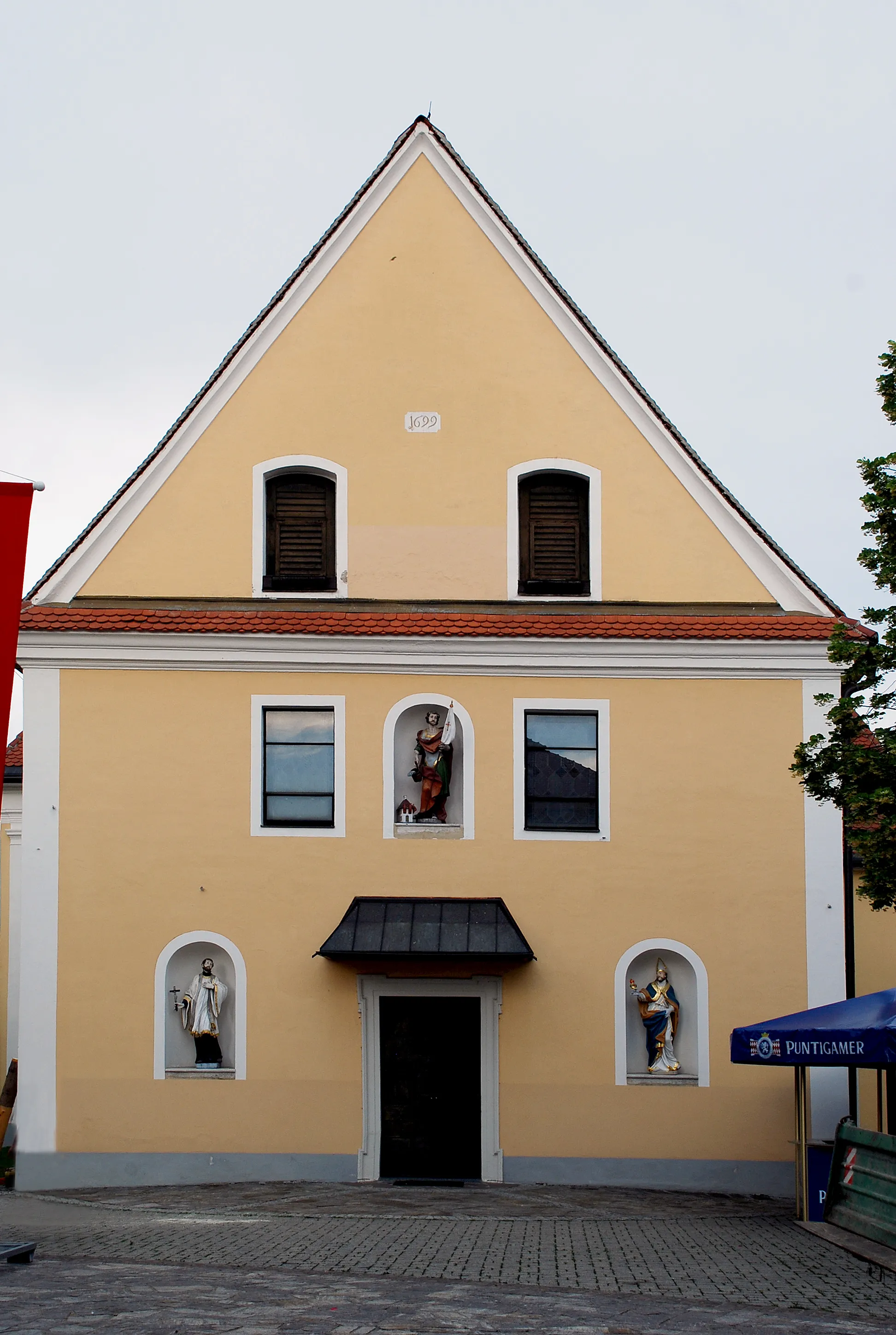 Photo showing: St Peter im Sulmtal, Steiermark, Österreich: Kirchenportal

This media shows the protected monument with the number 3495 in Austria. (Commons, de, Wikidata)