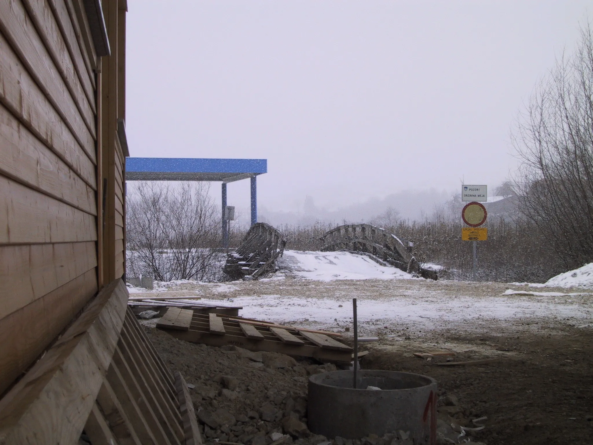 Photo showing: V času gradnje mostu začasni mejni prehod (Sedlarjevo)