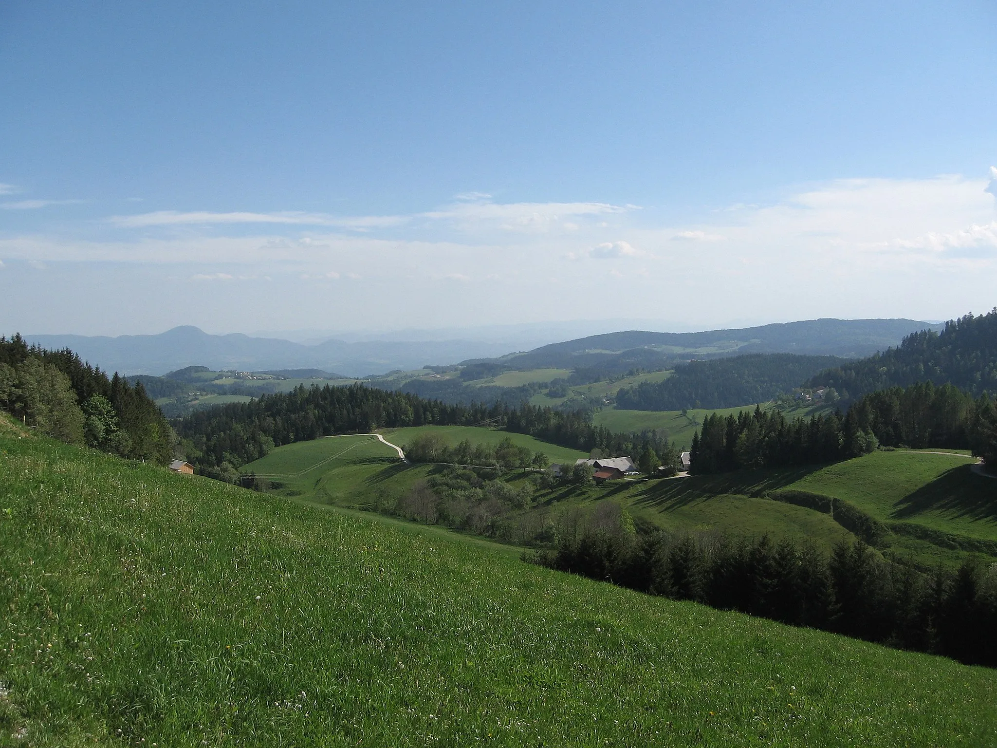 Photo showing: Mariborsko sl:Pohorje, panorama. Pogled iz Frajhajma, nekoliko pod Arehom; vidi se Šmartno na Pohorju in Boč v ozadju.