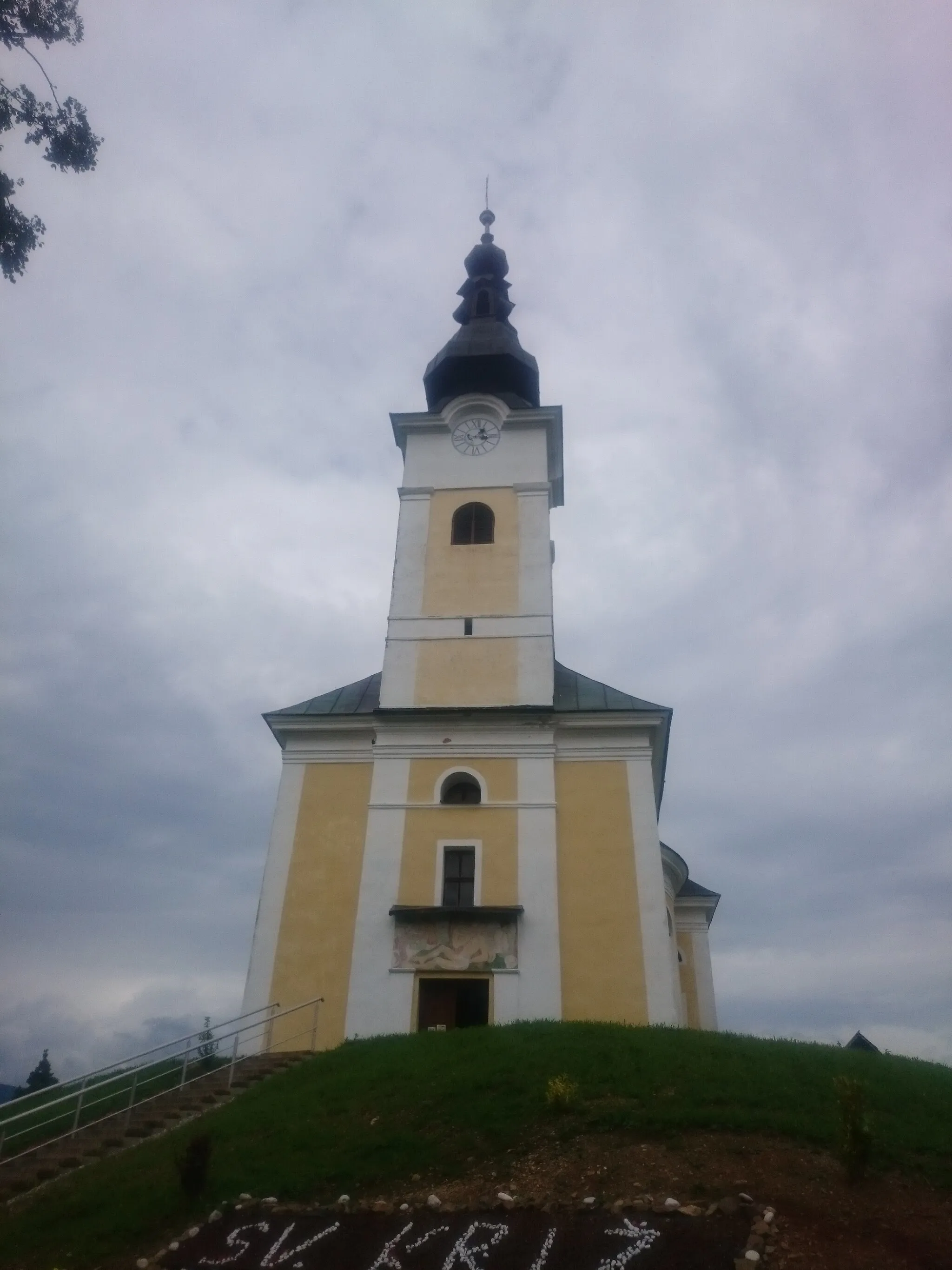 Photo showing: Front side of the Holy Cross church (sl: cerkev sv. Križa) above Dravograd, the location is officially part of the Dobrova pri Dravogradu village. More info (in Slovenian only).