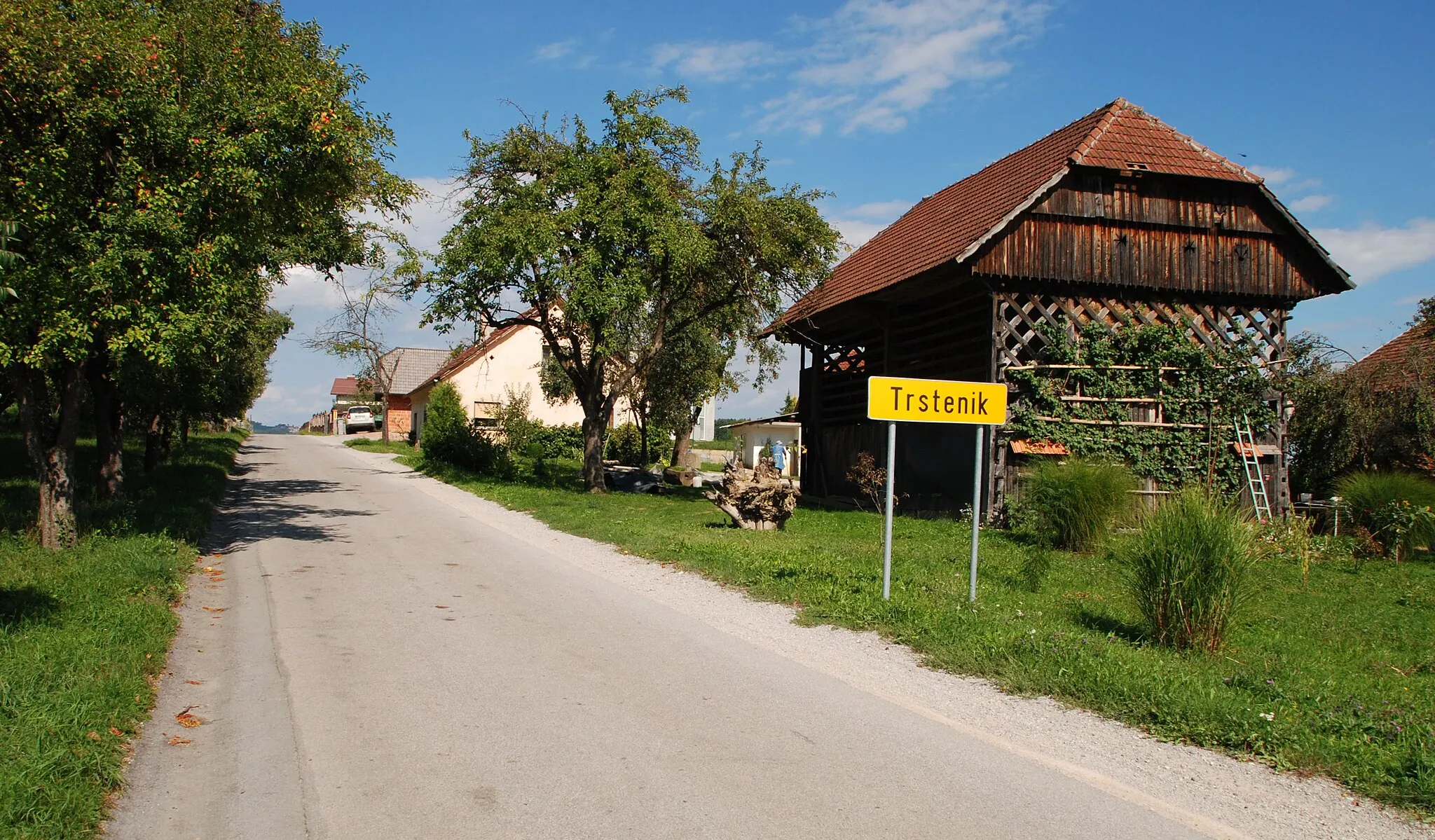Photo showing: Trstenik, a village in the Municipality of Šentrupert, southeastern Slovenia.