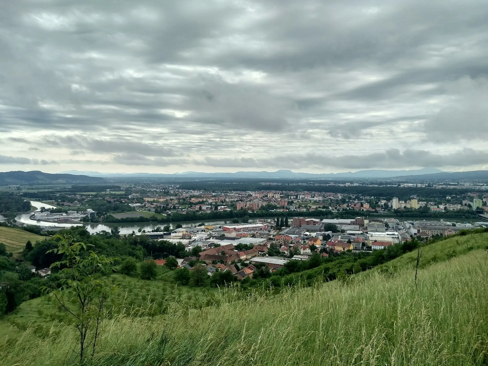 Photo showing: View from Stolni vrh towards part of Melje and Pobrežje on the other side of the river Drava in May 2022.