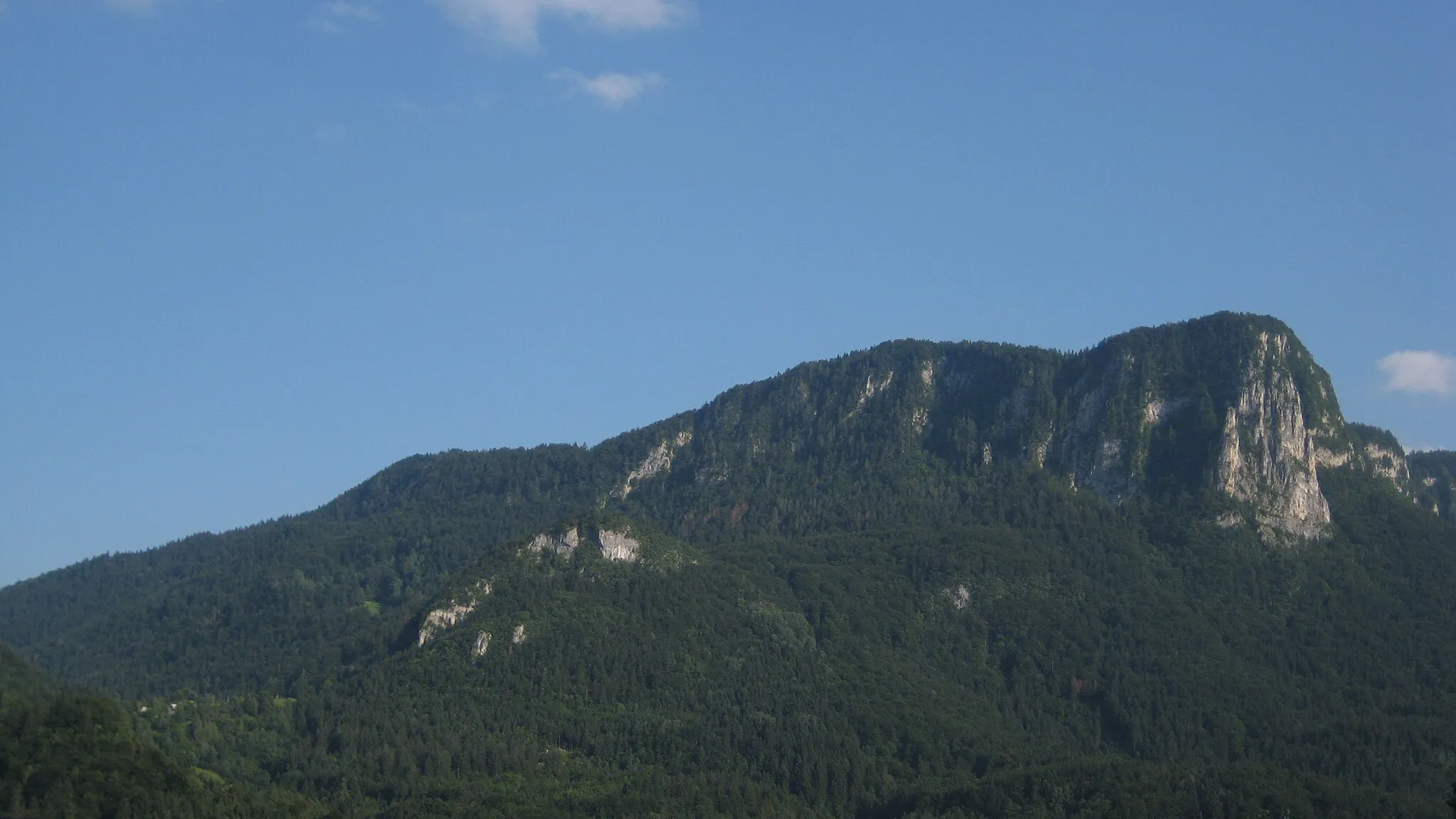 Photo showing: Jelovica Plateau with the rocky Hag's Tooth (Babji zob) visible at its right side. The villages of Gradišče and Kupljenik are also visible.