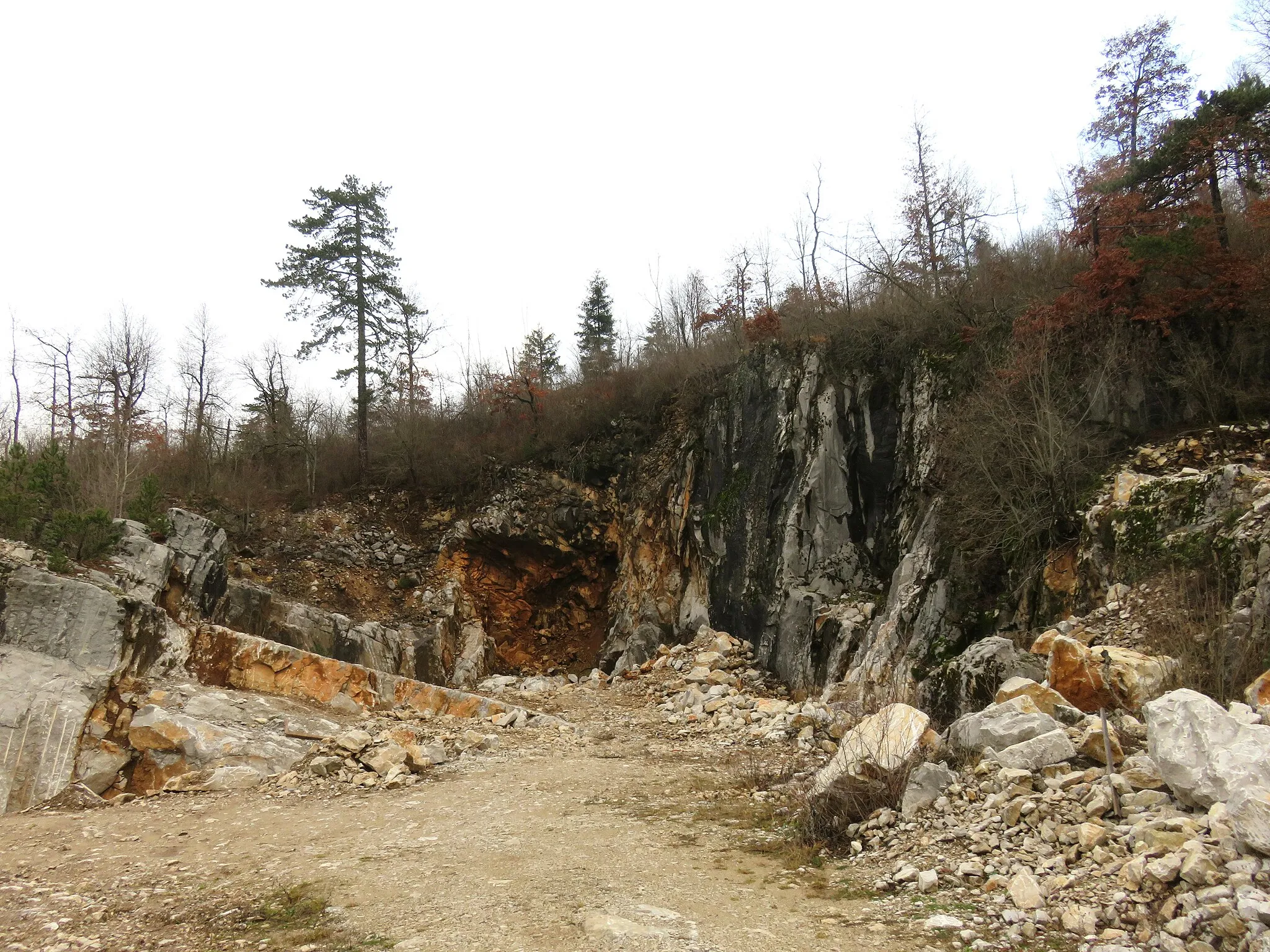 Photo showing: The Avsec Quarry (Avscov preht) in Selce, Municipality of Pivka, Slovenia